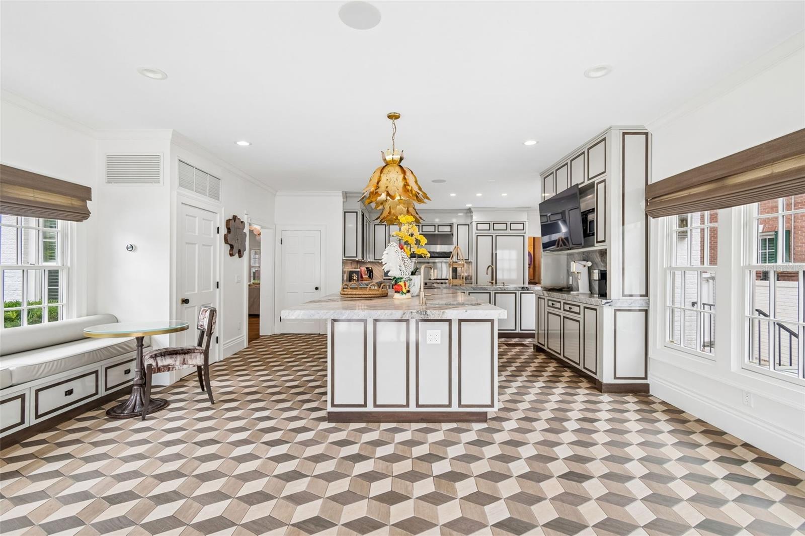 3313 W MULLEN AVE