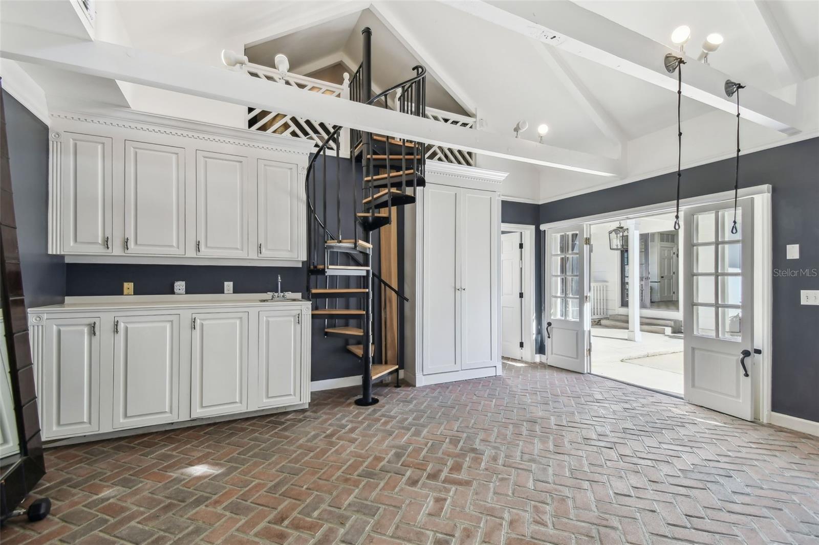 3313 W MULLEN AVE
