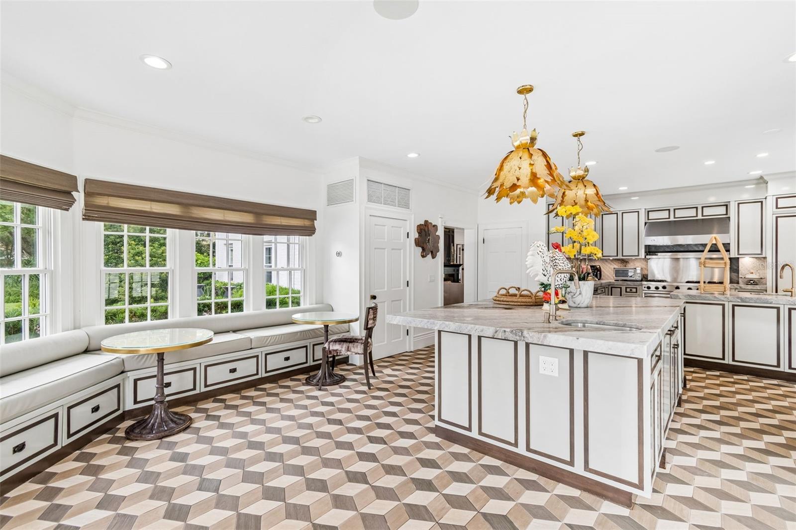 3313 W MULLEN AVE