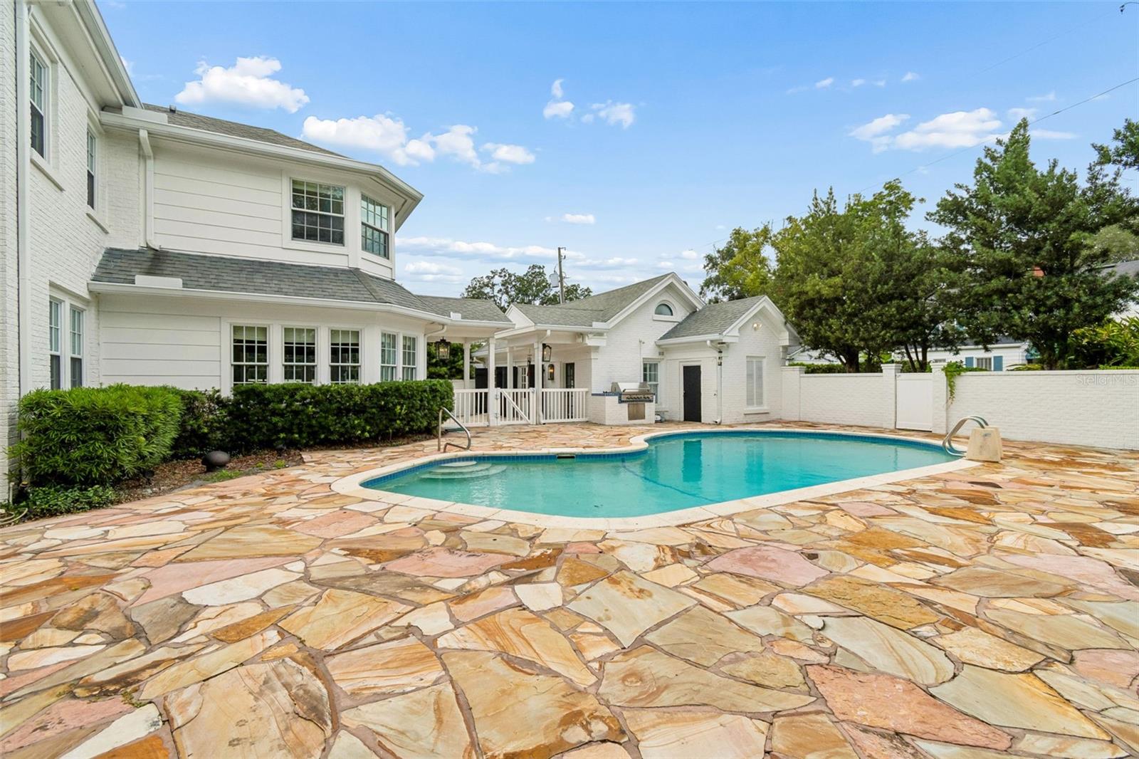 3313 W MULLEN AVE