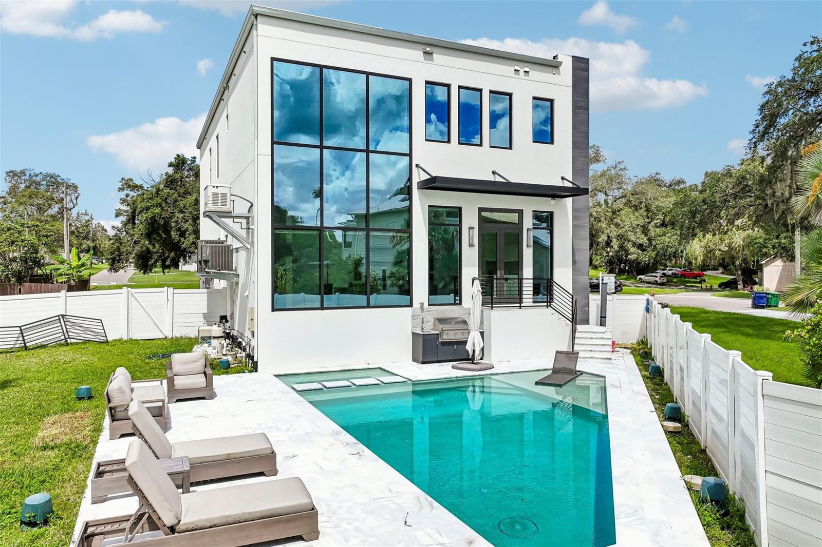 8101 N RIVER SHORE DR