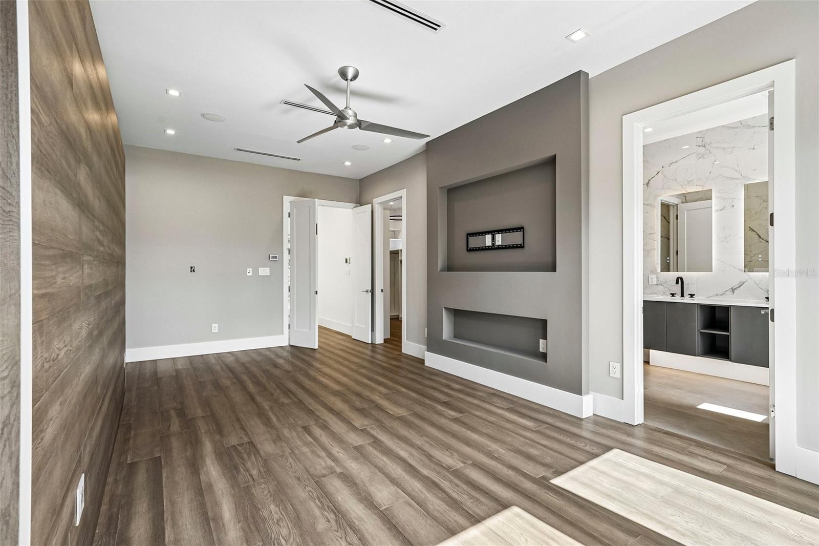 8101 N RIVER SHORE DR