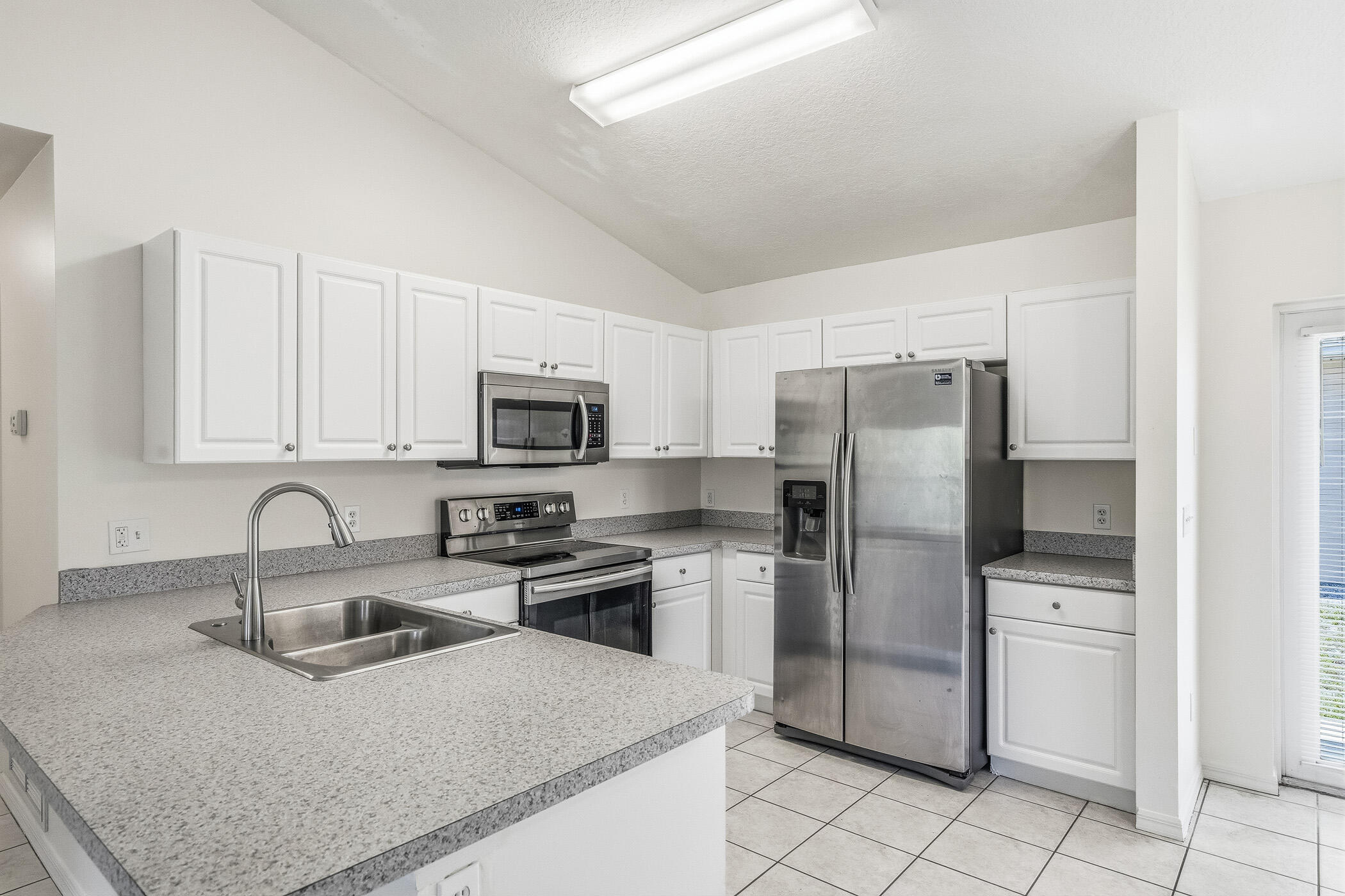 204 SW 14th St Street SW 1