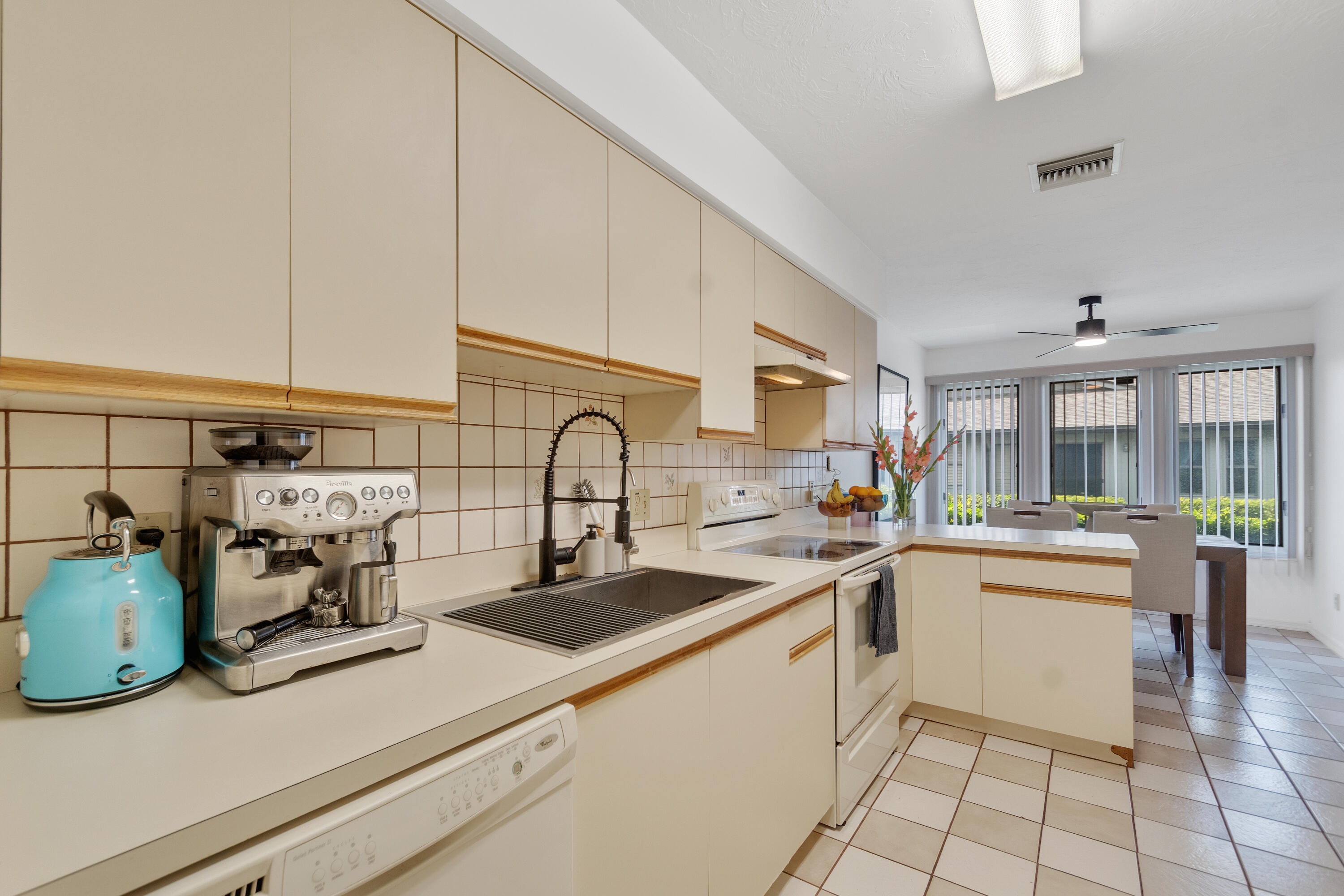646 CENTRE SW 102