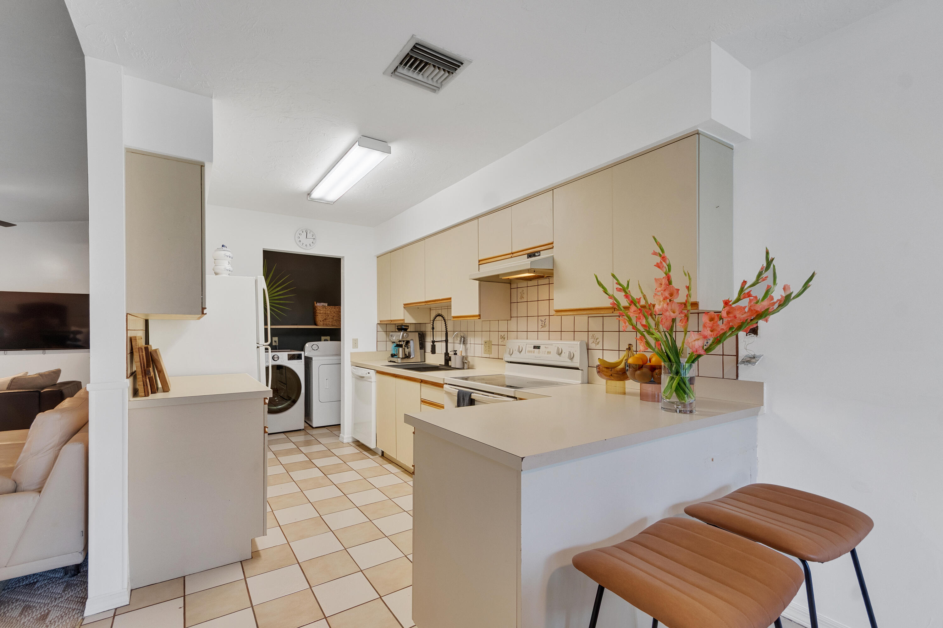 646 CENTRE SW 102