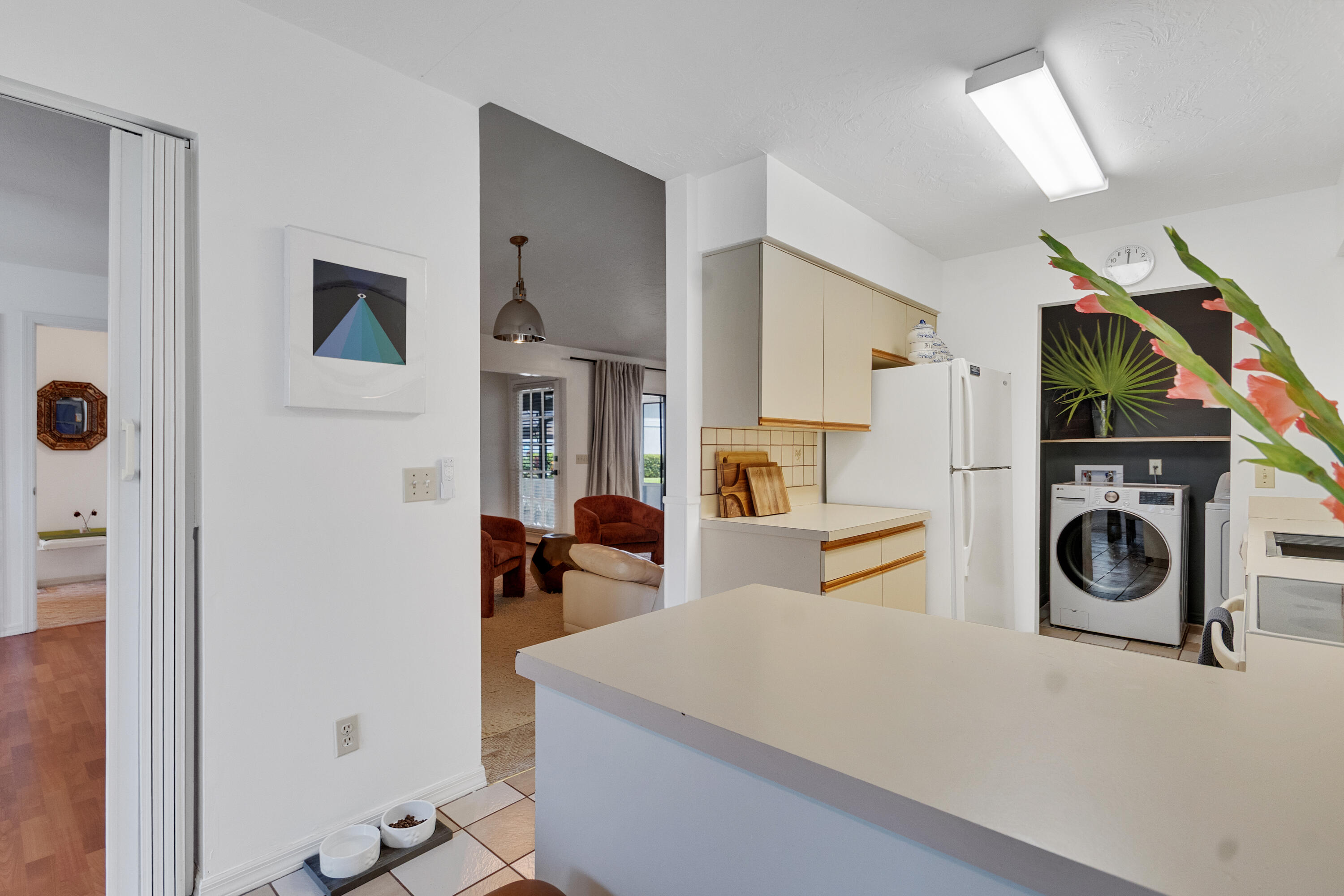 646 CENTRE SW 102