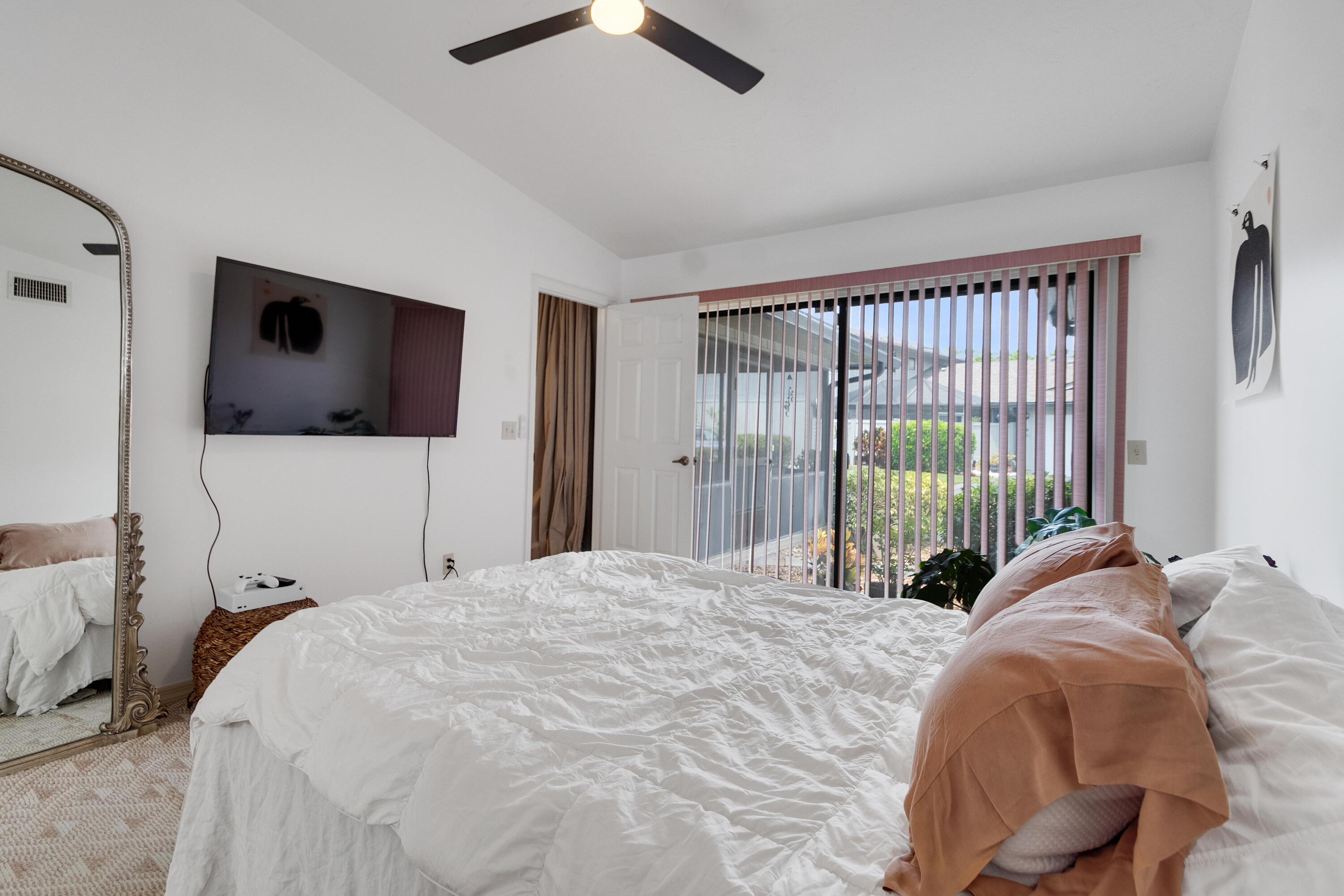 646 CENTRE SW 102