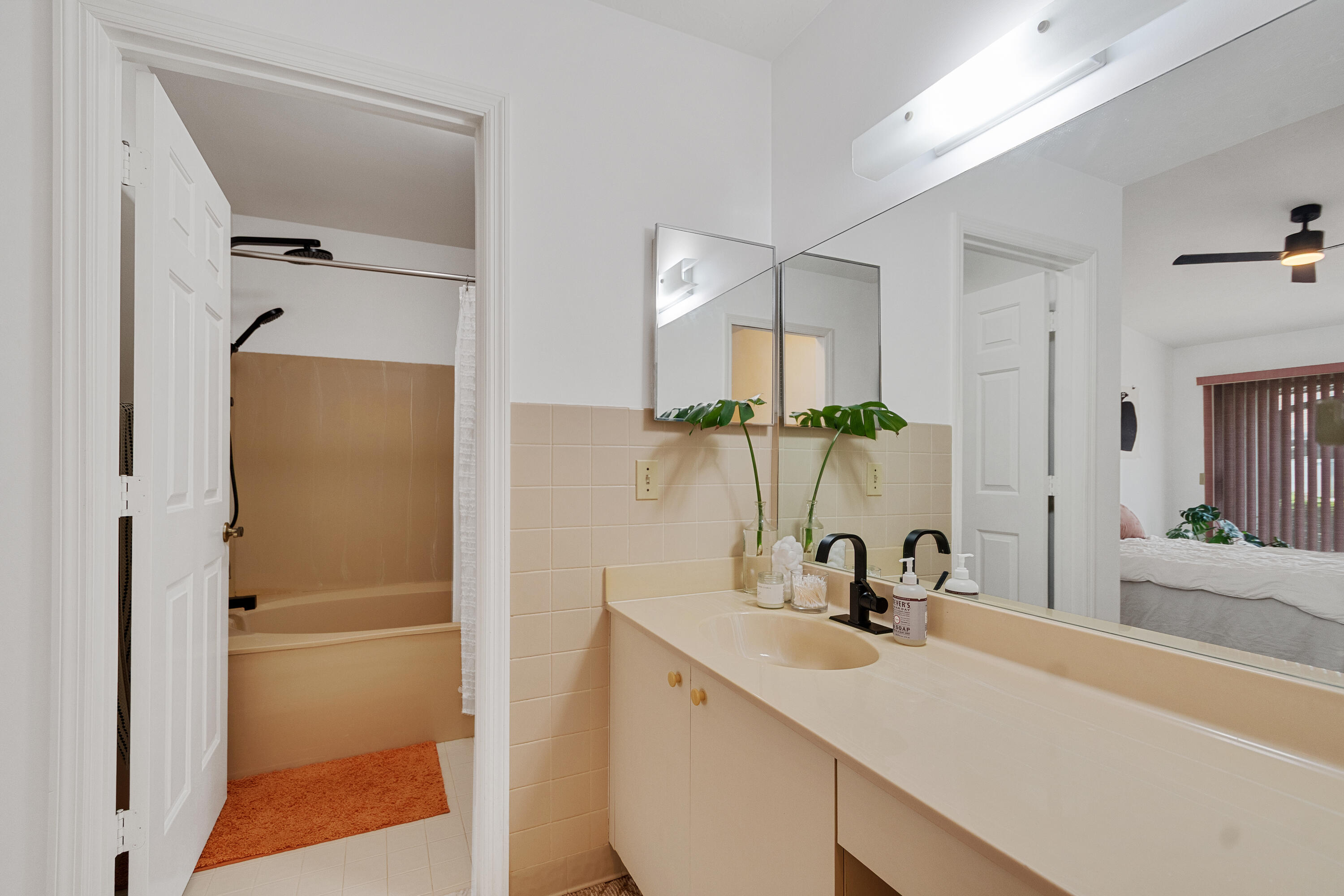 646 CENTRE SW 102