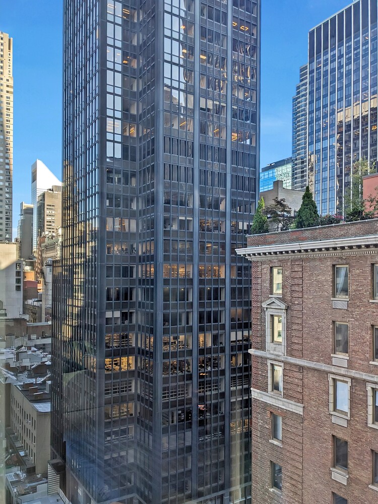 100 W 57TH Street 18I