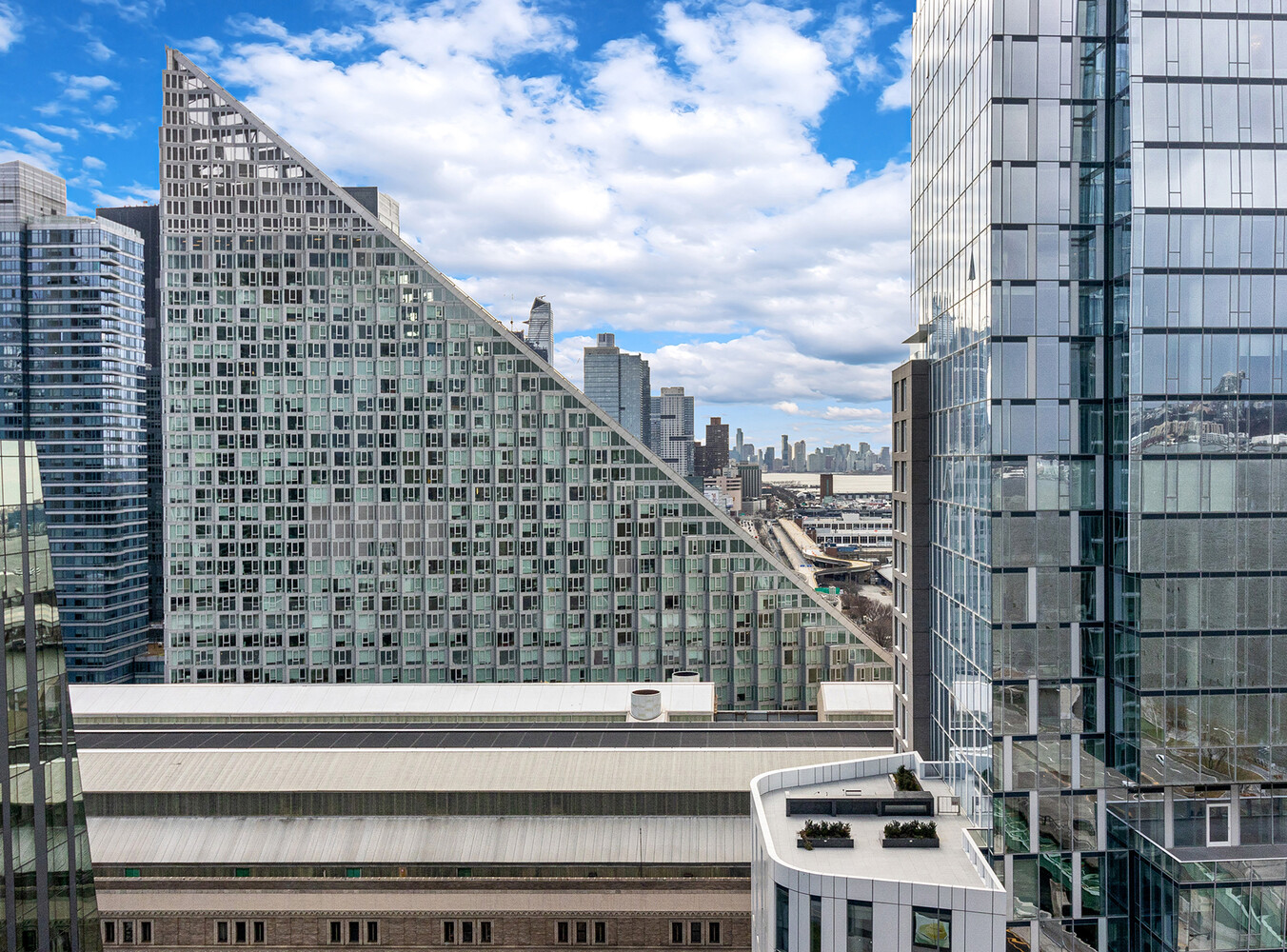 30 RIVERSIDE Boulevard 21M