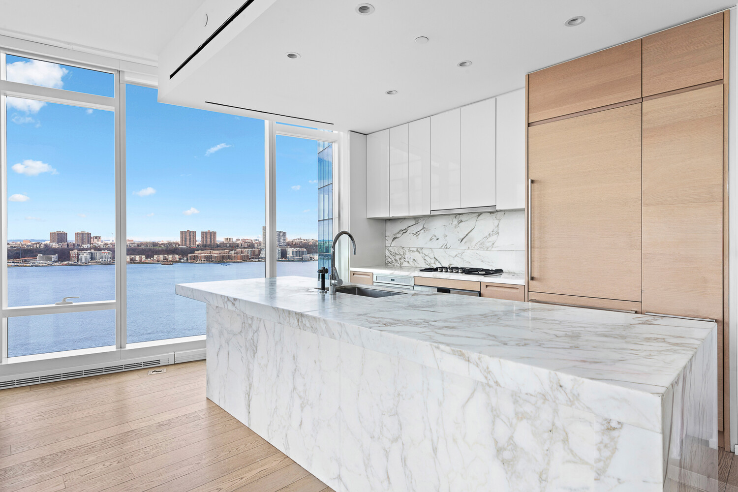 30 RIVERSIDE Boulevard 21M