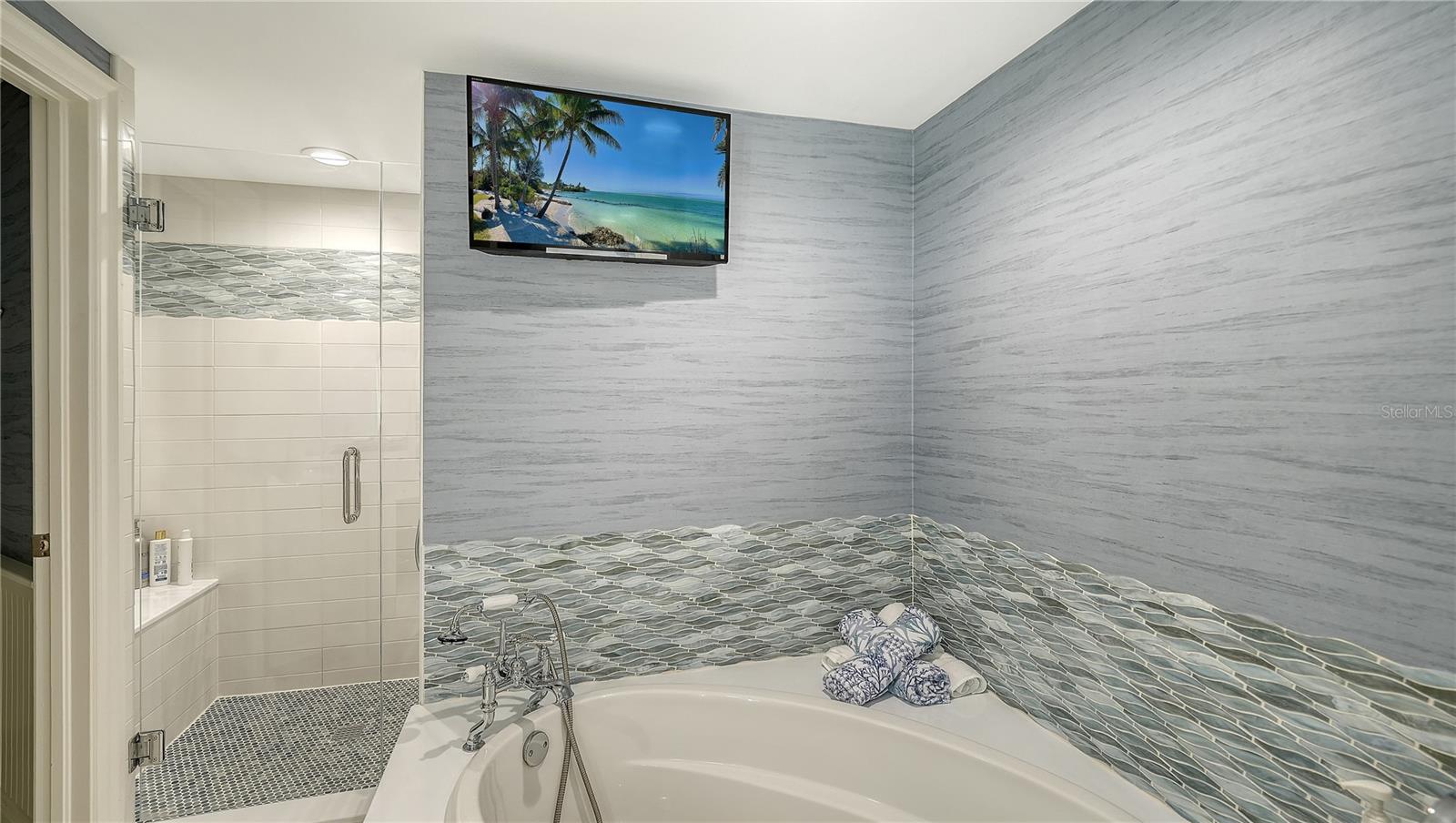 565 SANCTUARY DR #B506