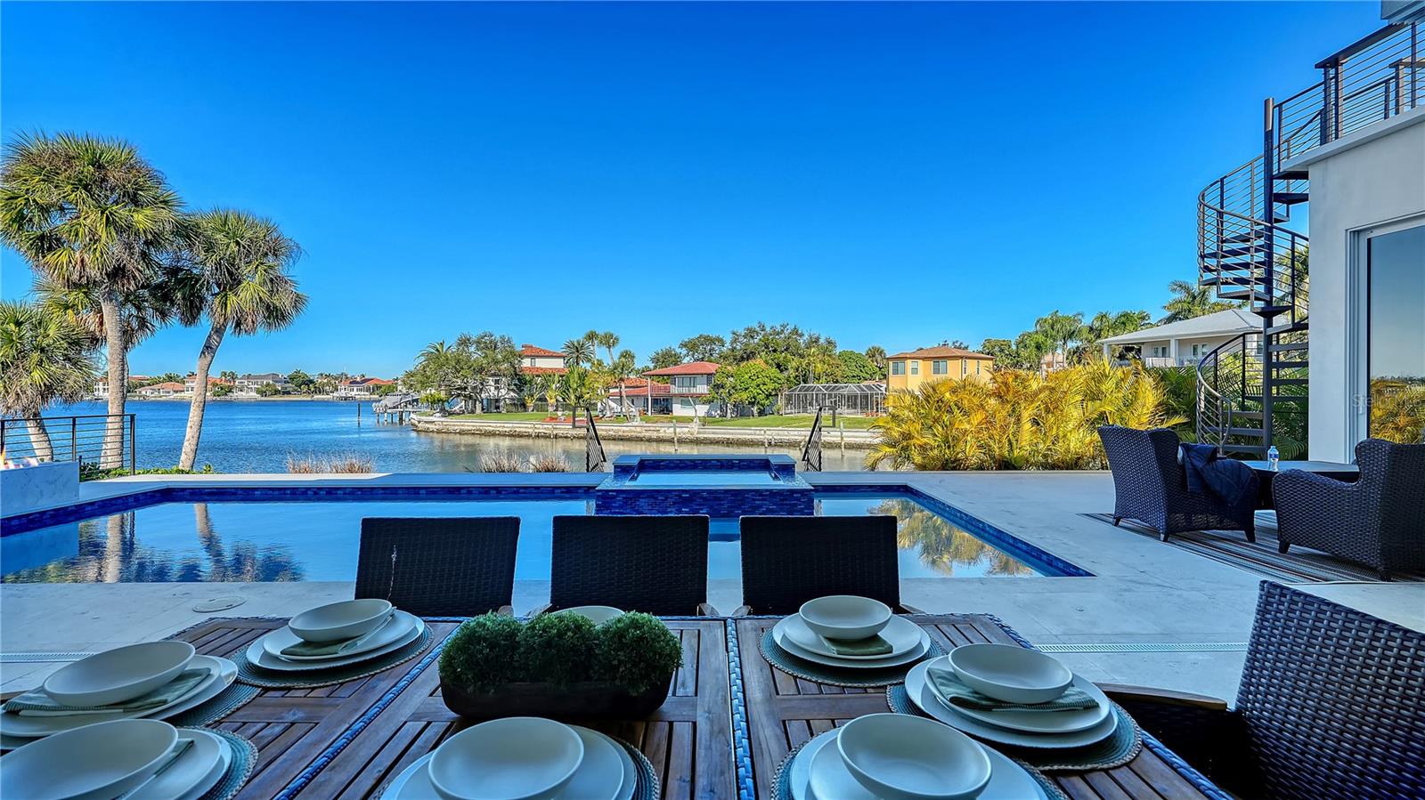 1739 LITTLE POINTE CIR