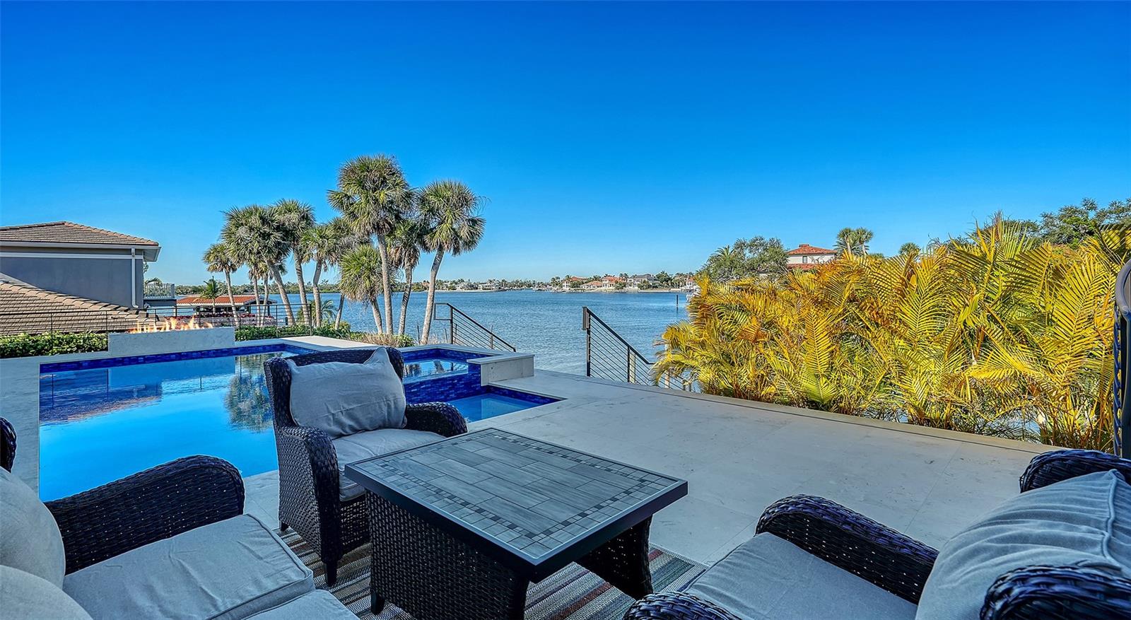 1739 LITTLE POINTE CIR