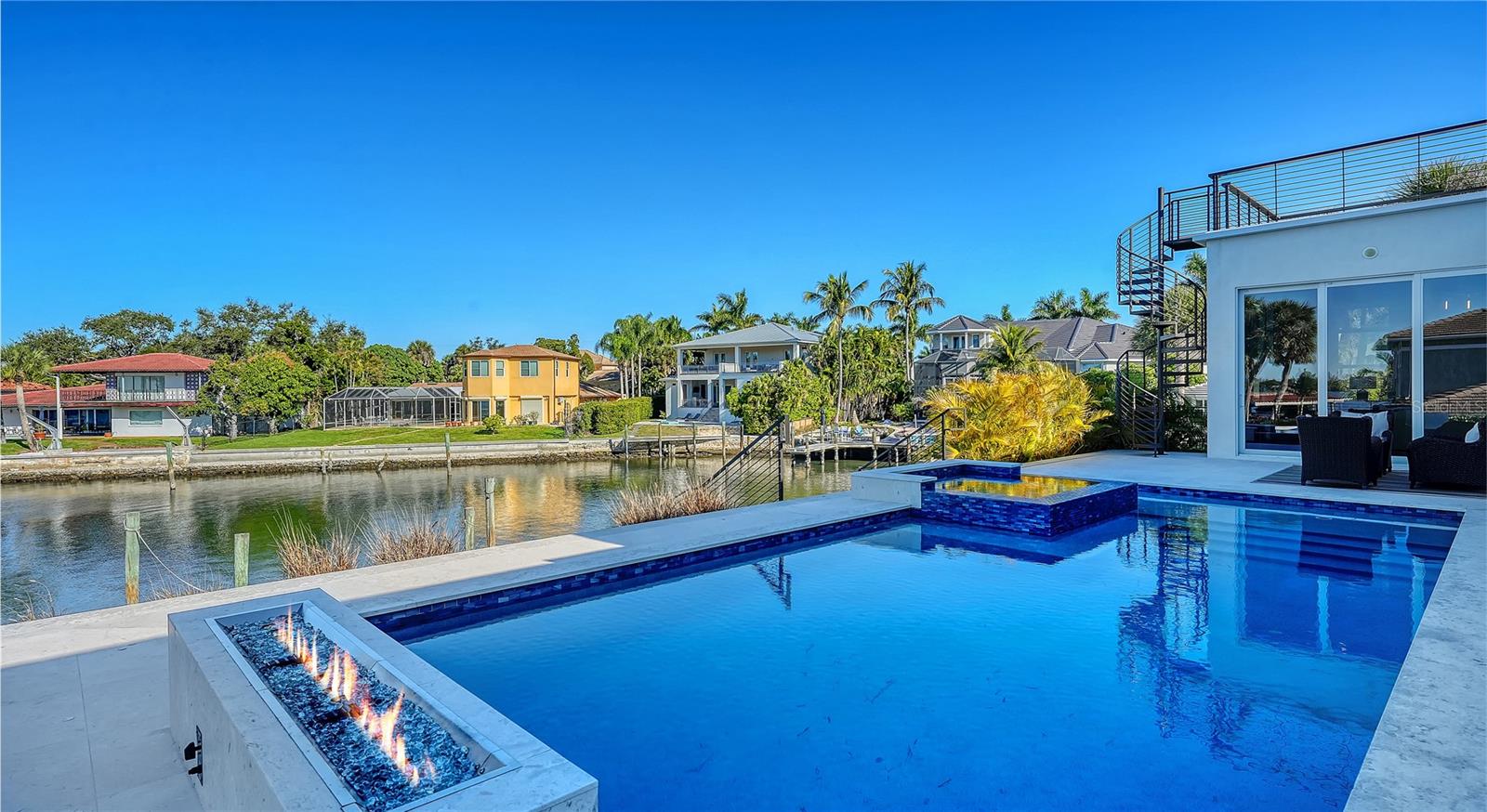 1739 LITTLE POINTE CIR