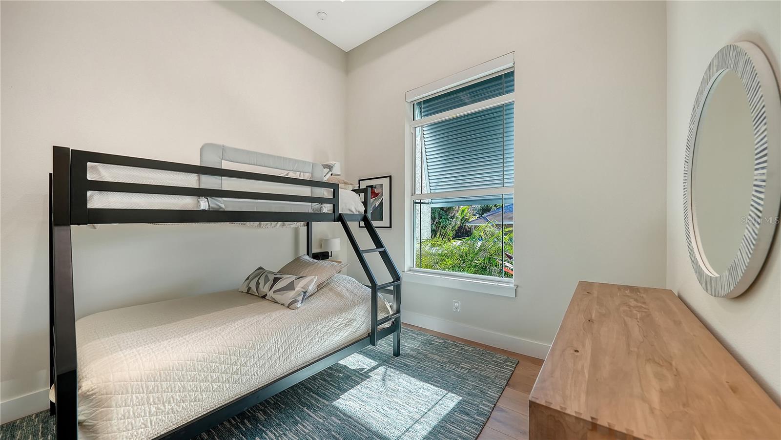 1739 LITTLE POINTE CIR