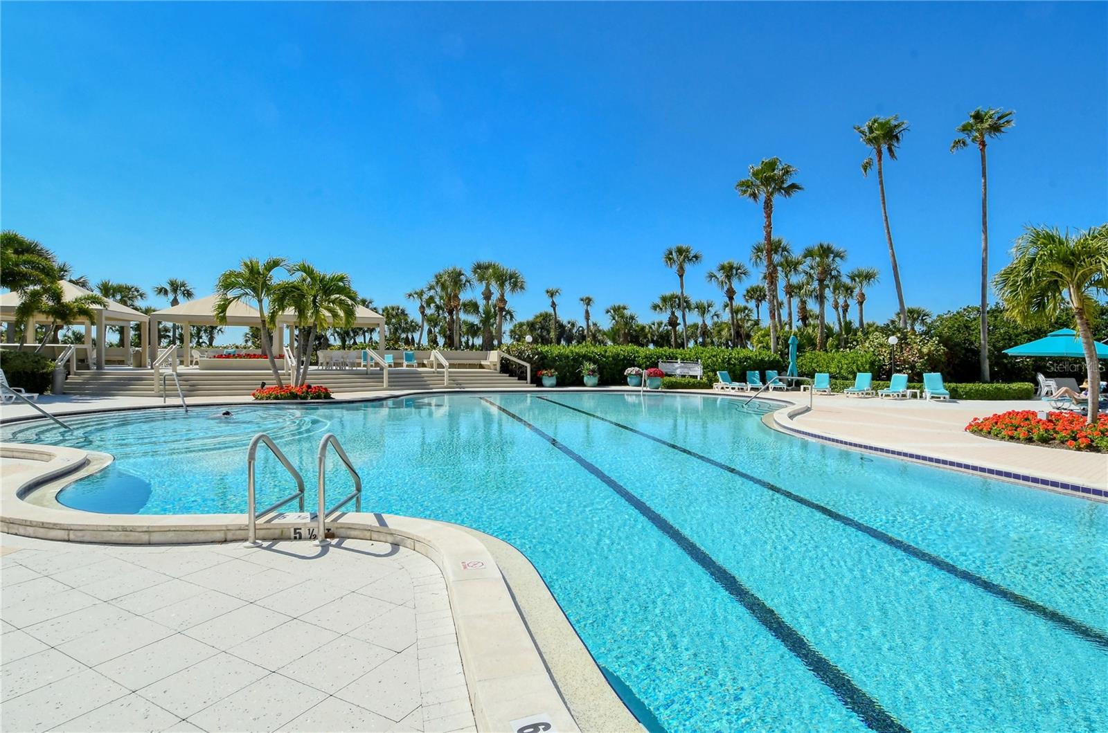 585 SANCTUARY DR #B502