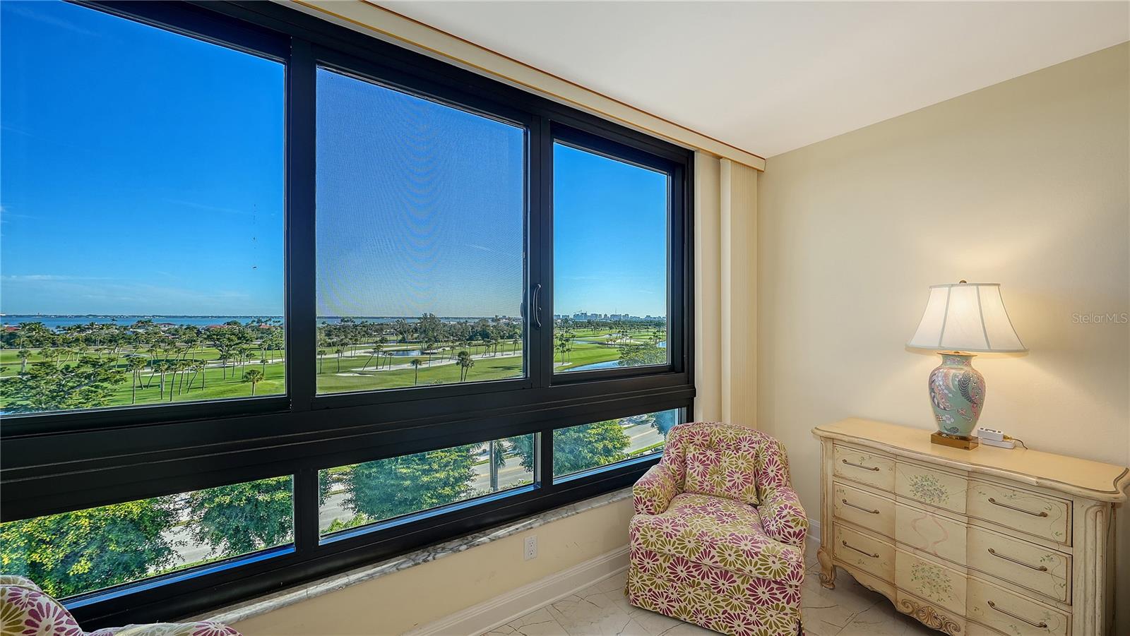 585 SANCTUARY DR #B502