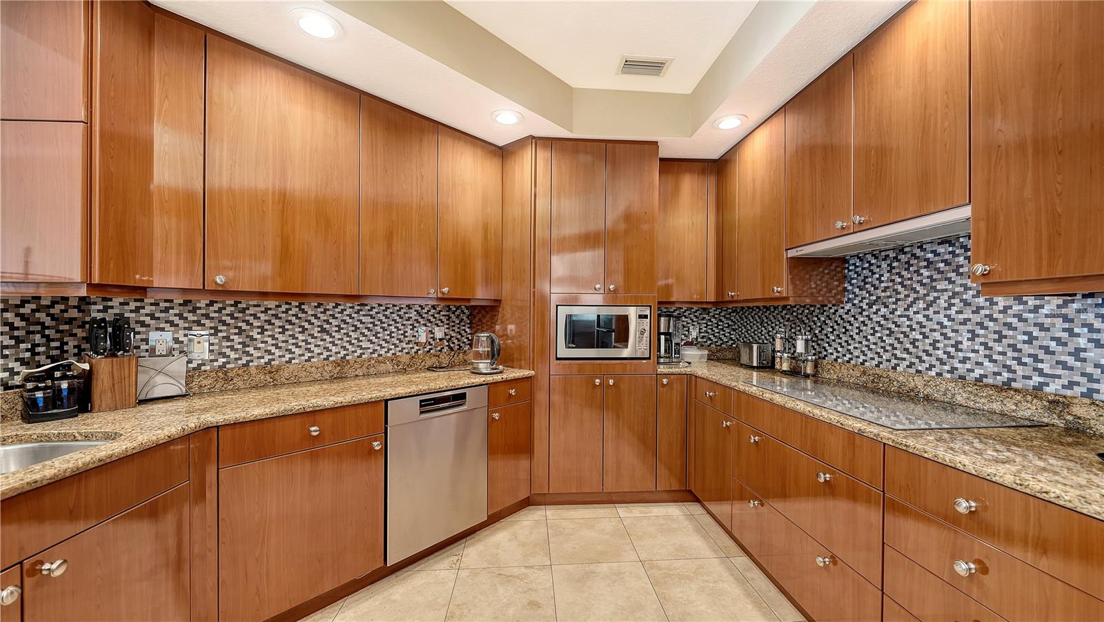 35 WATERGATE DR #1506