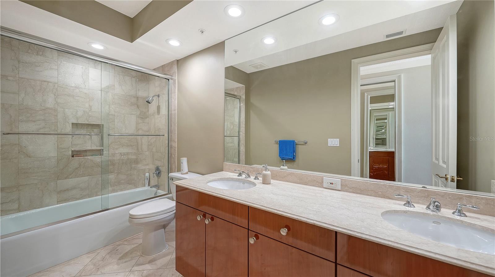 35 WATERGATE DR #1506