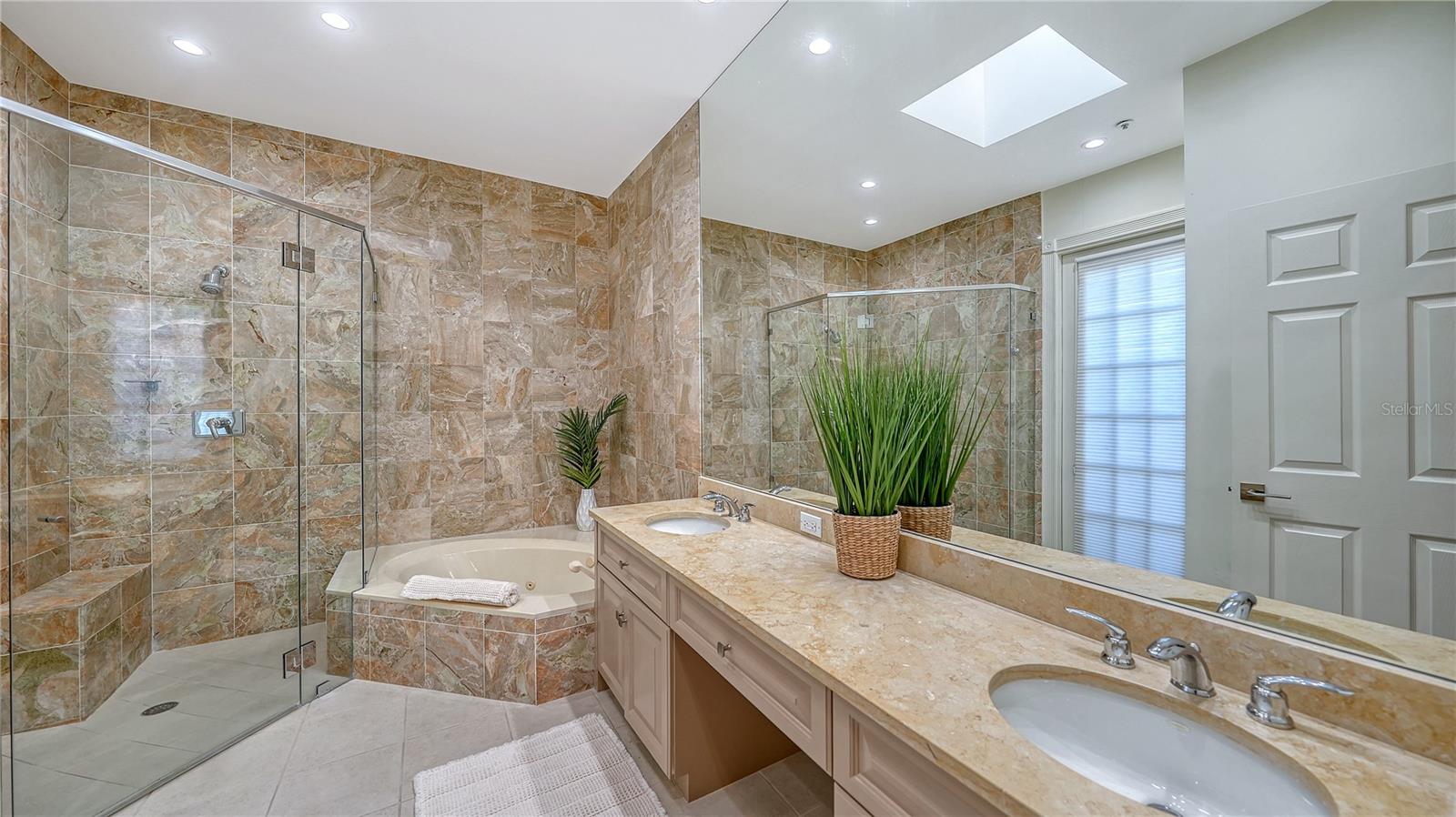 3530 MISTLETOE LN