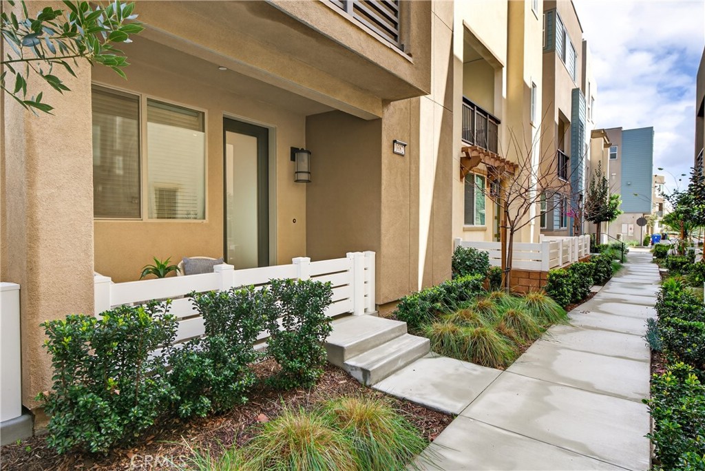 1682 W Lexington Lane