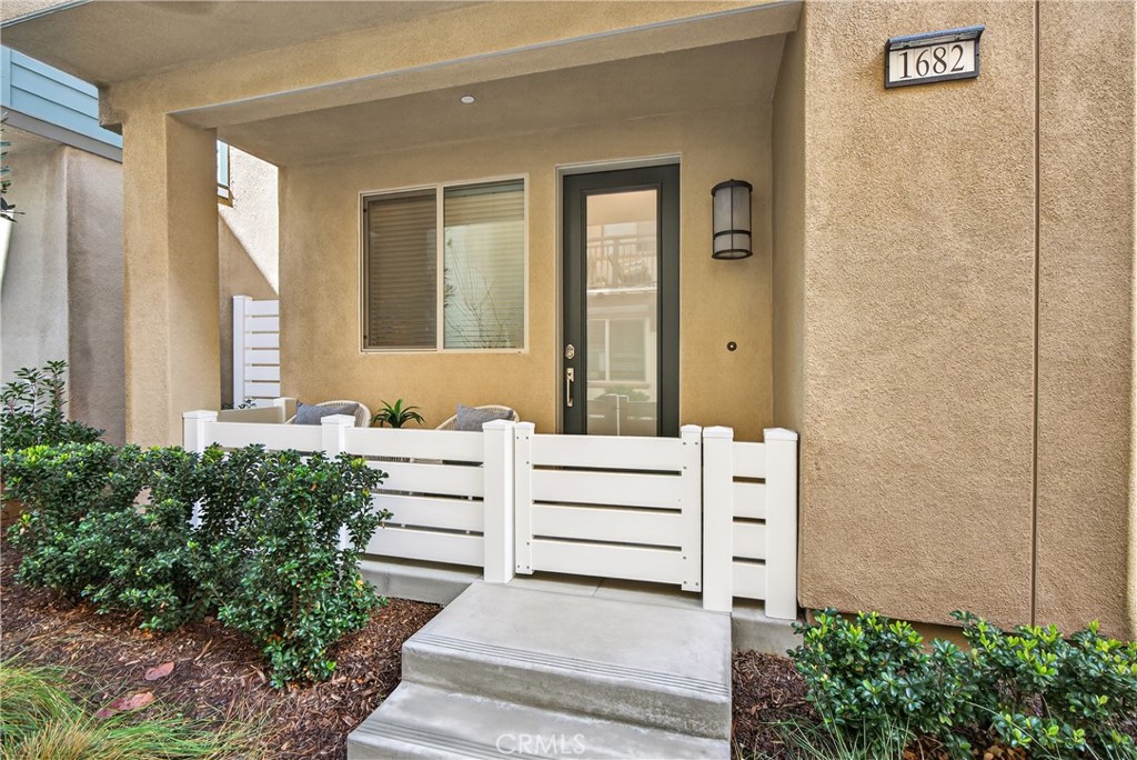 1682 W Lexington Lane