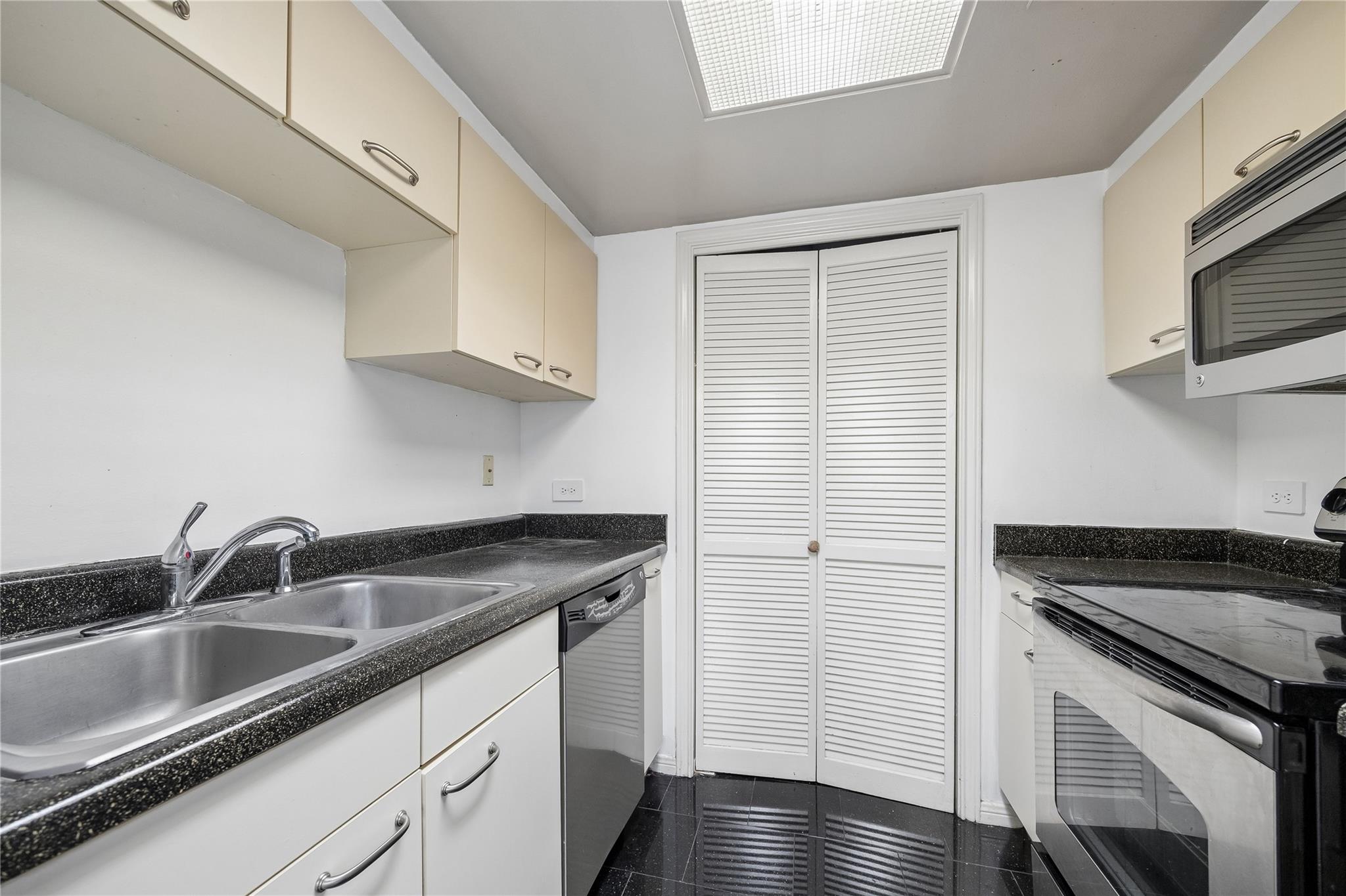 3525 Sage Road # 713