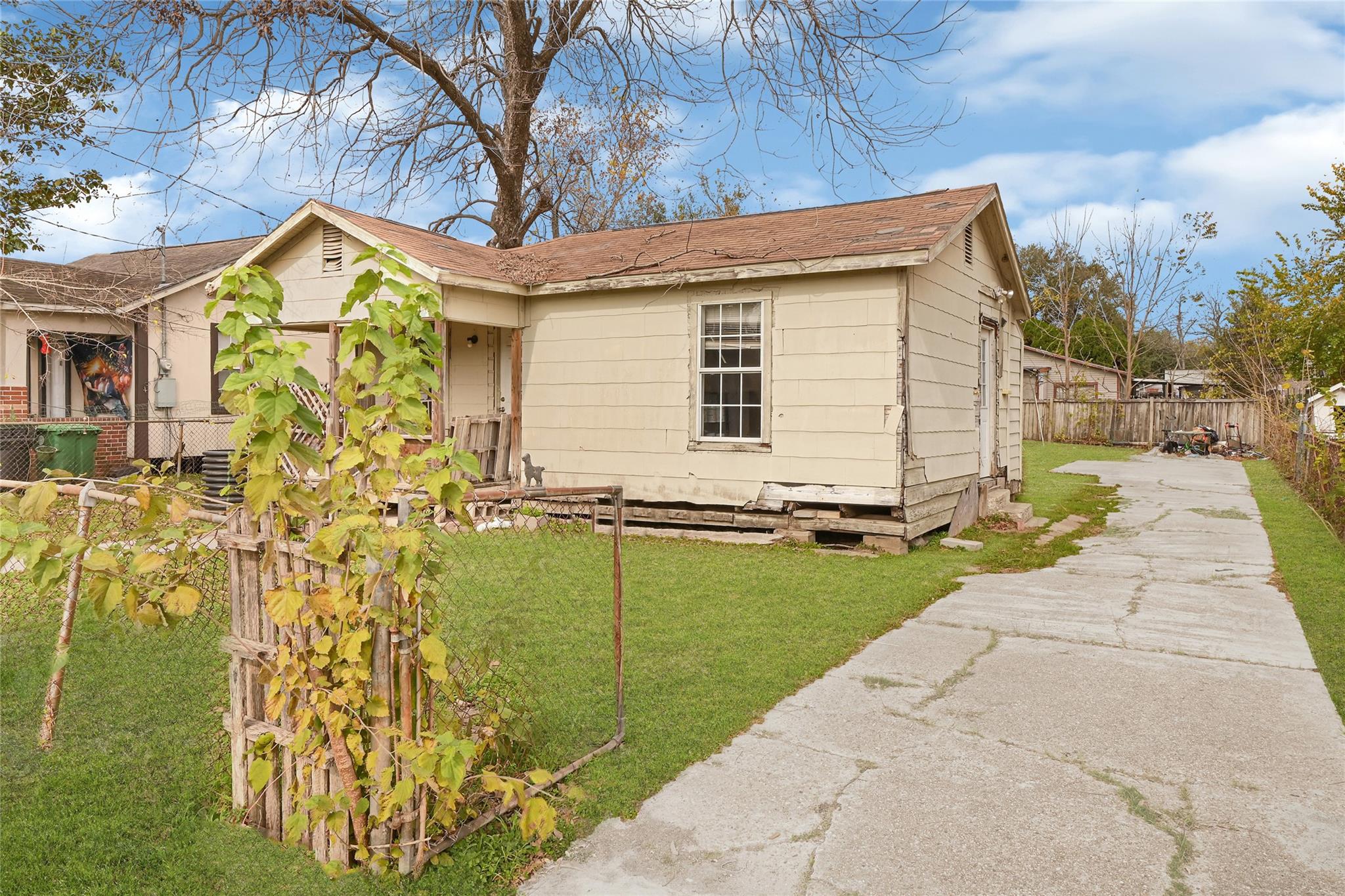 7427 Texarkana Street