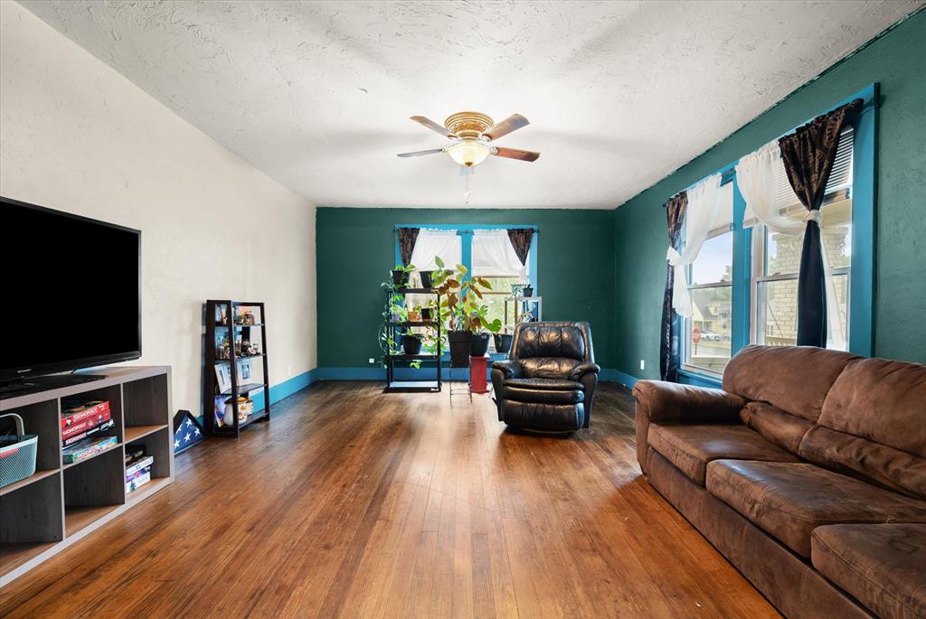 1005 E Noble Avenue