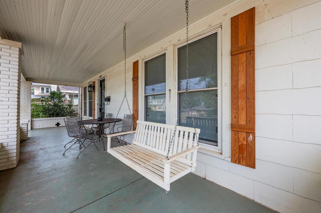 1005 E Noble Avenue