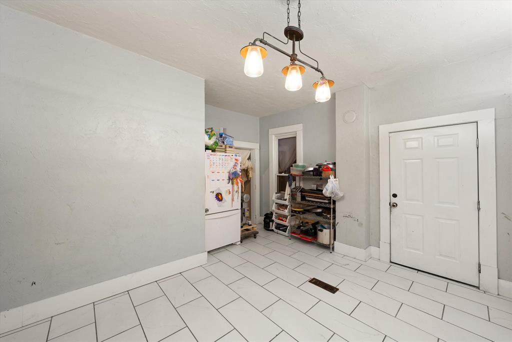 1005 E Noble Avenue