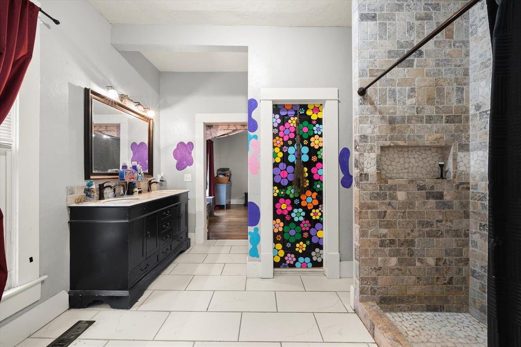 1005 E Noble Avenue