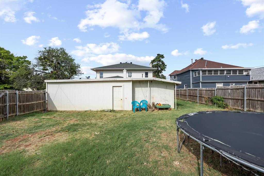 1005 E Noble Avenue