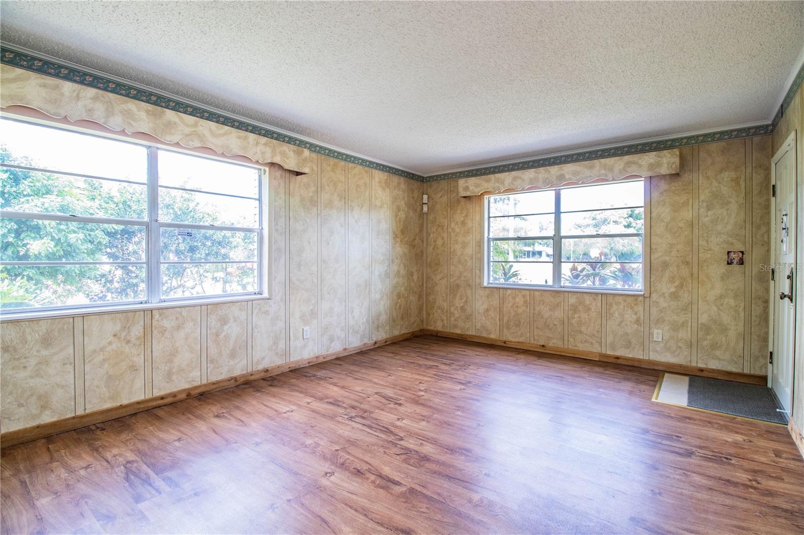 605 FORMOSA AVE