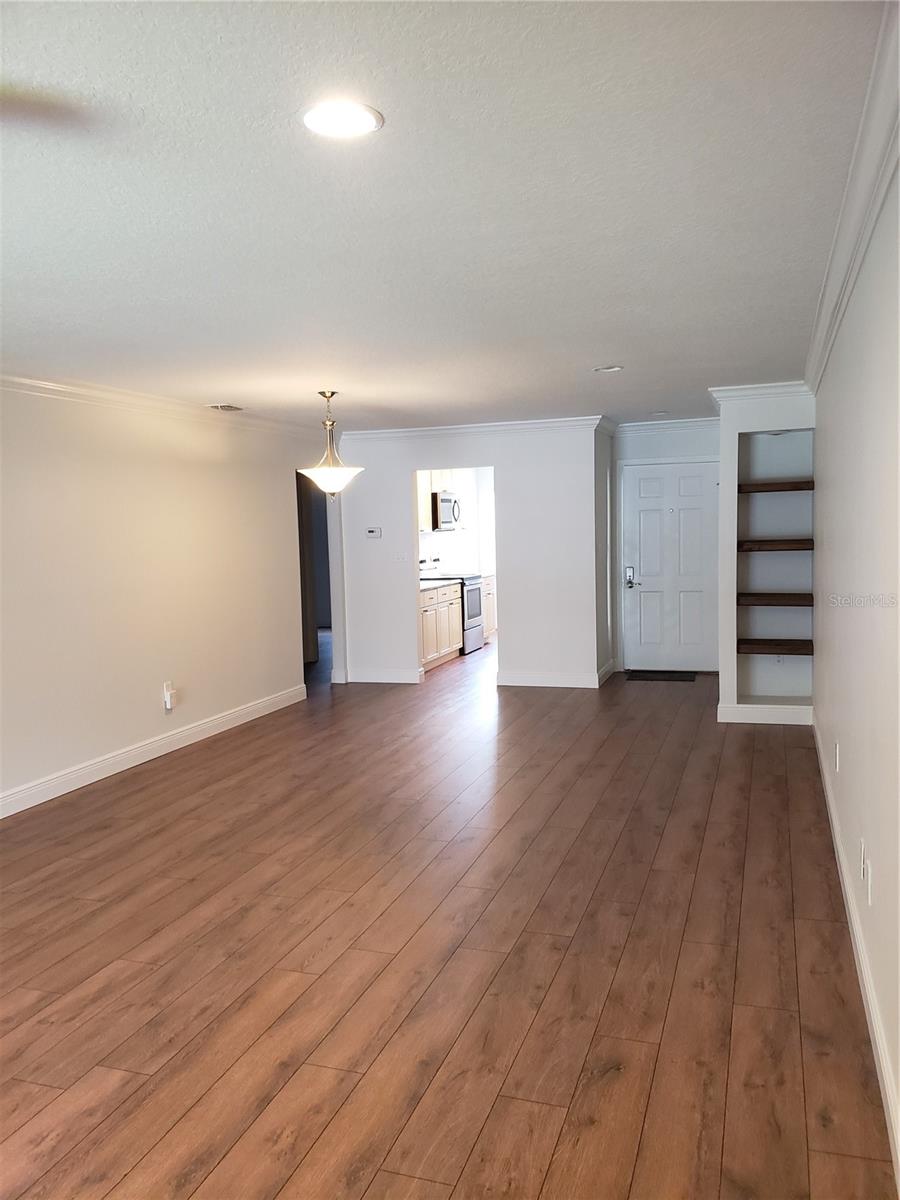 689 LAKE HOWARD DR NW #212