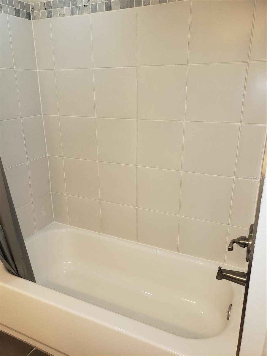 689 LAKE HOWARD DR NW #212