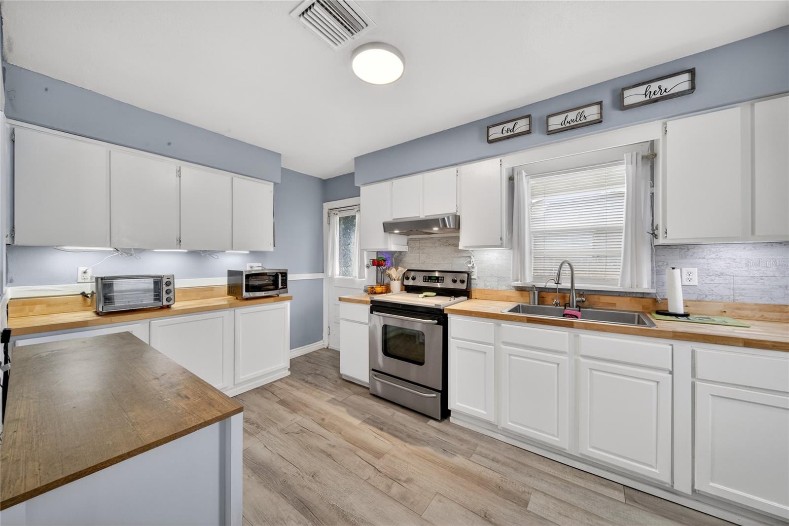 221 AVENUE F SE