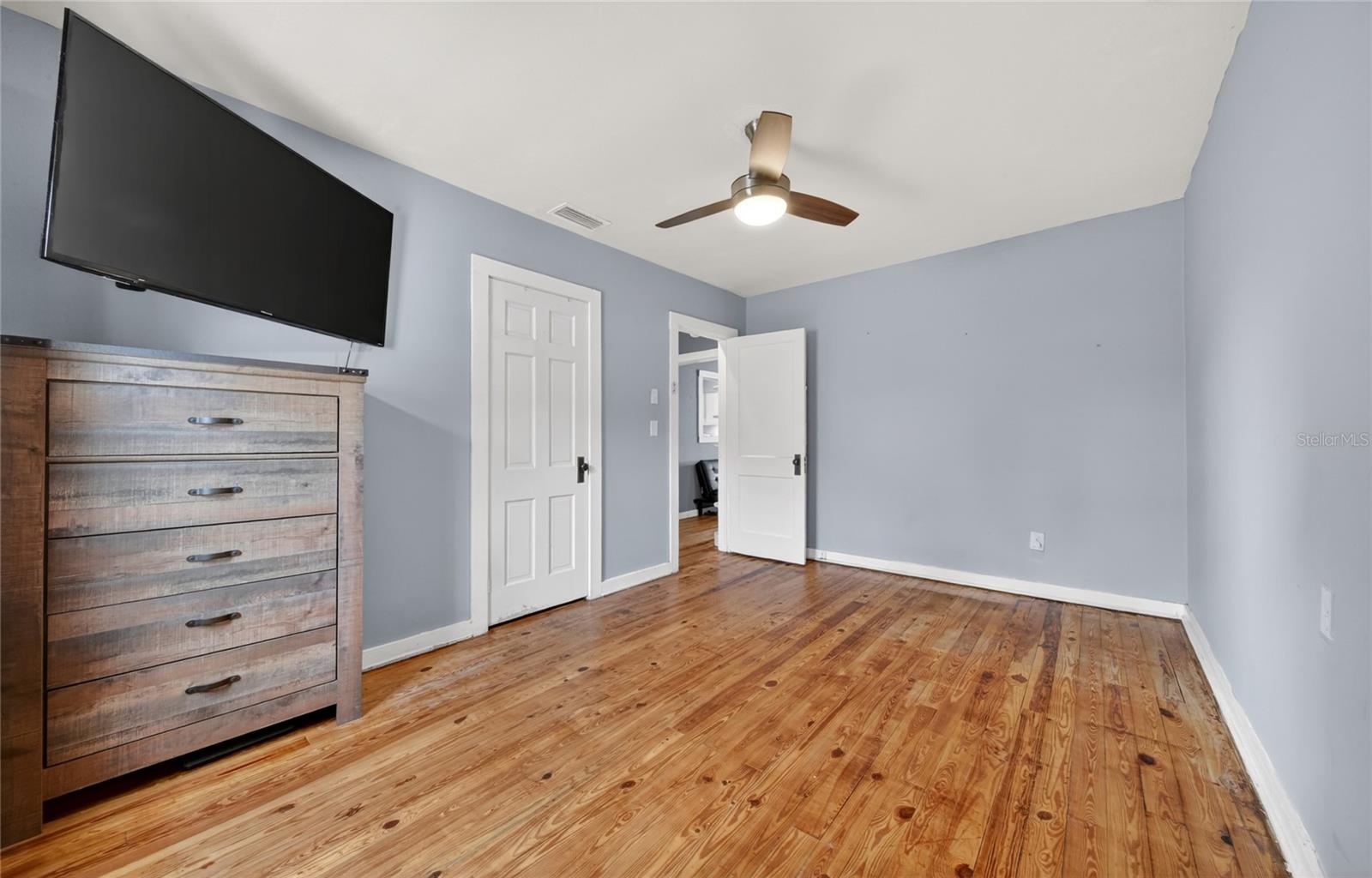 221 AVENUE F SE