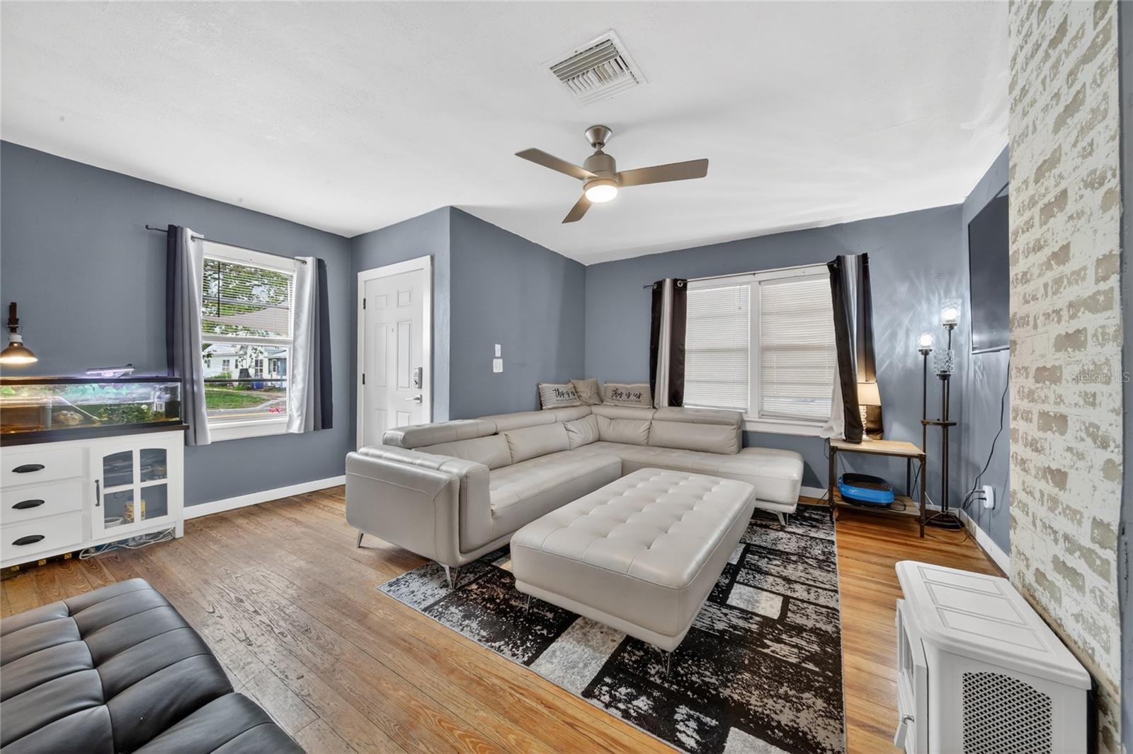 221 AVENUE F SE