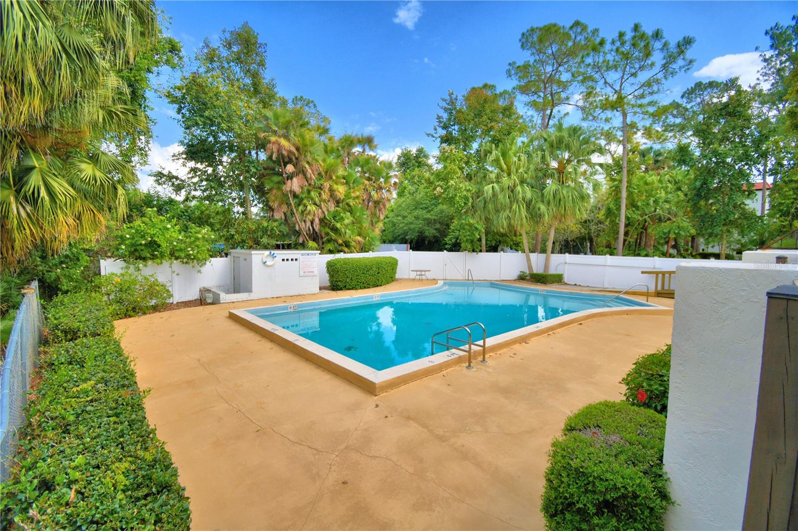 400 EL CAMINO DR #109