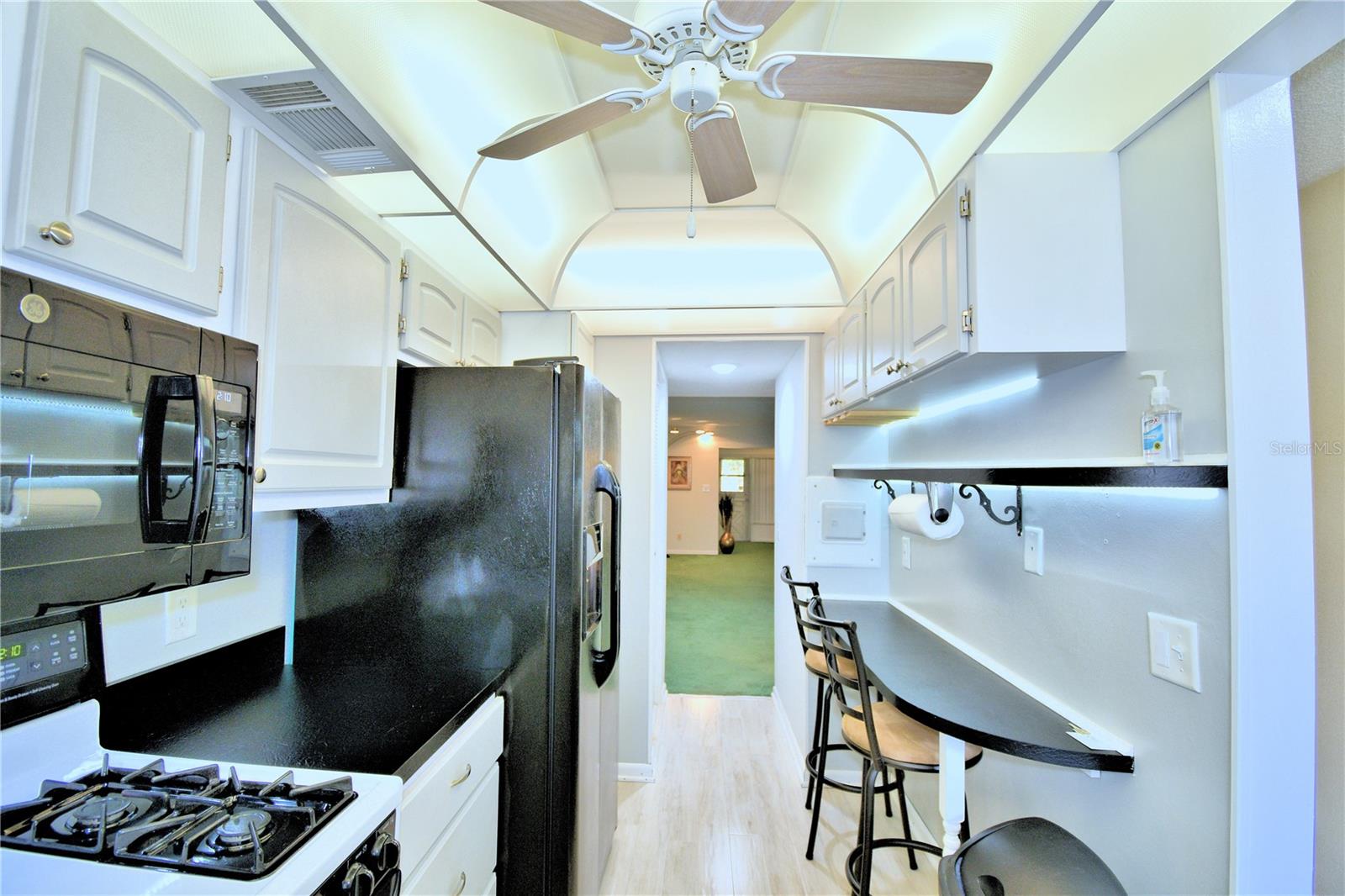 400 EL CAMINO DR #109