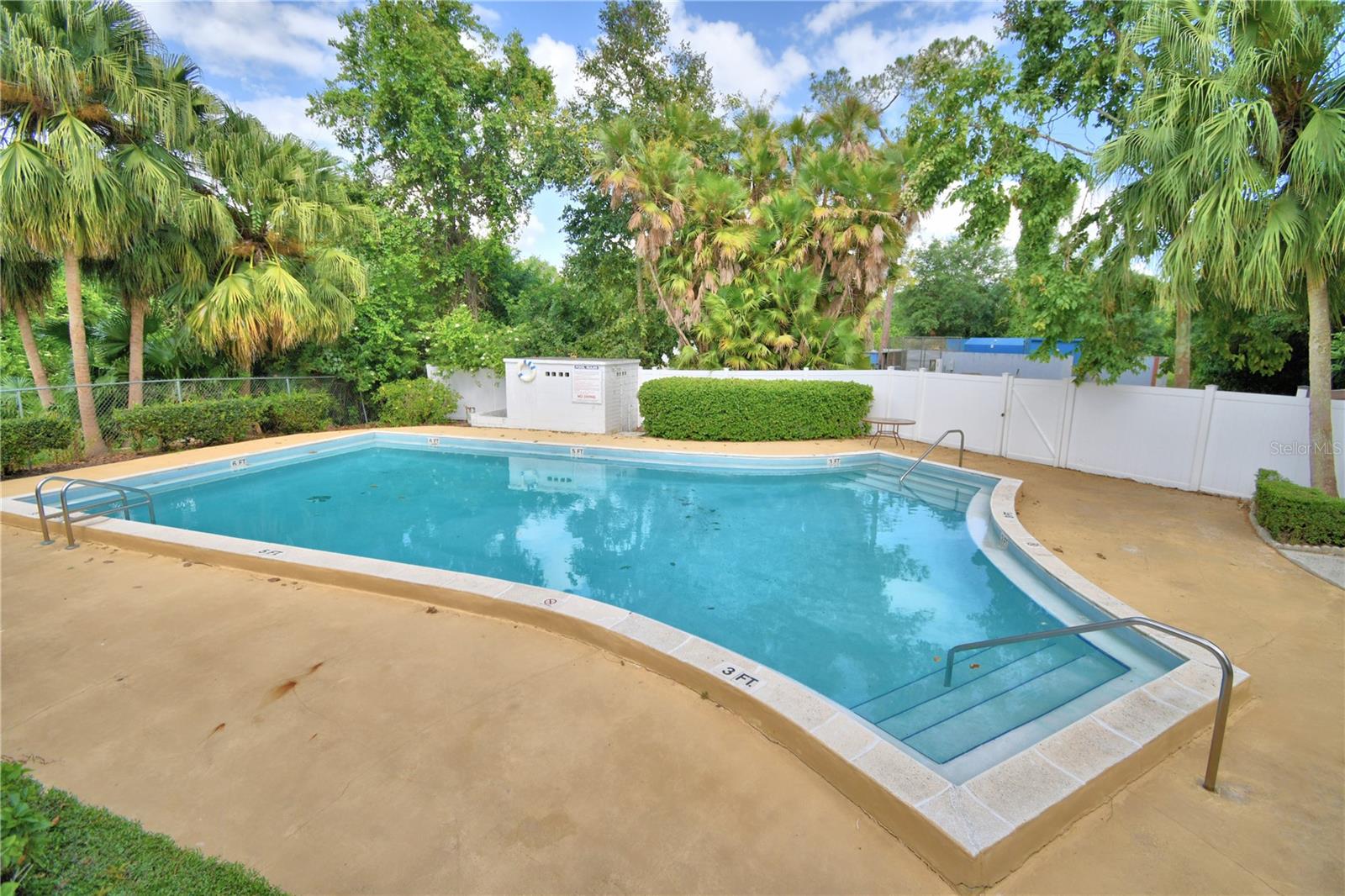 400 EL CAMINO DR #109