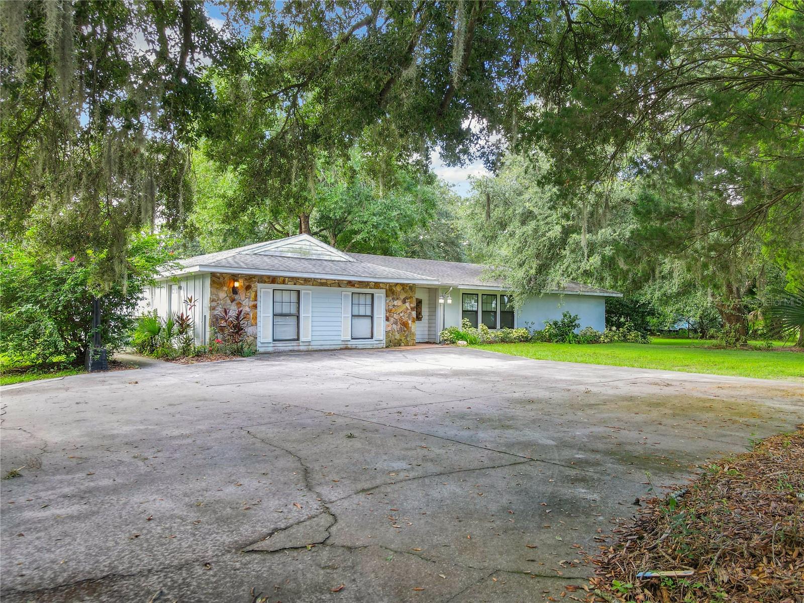 1967 FOXHOLLOW DR E