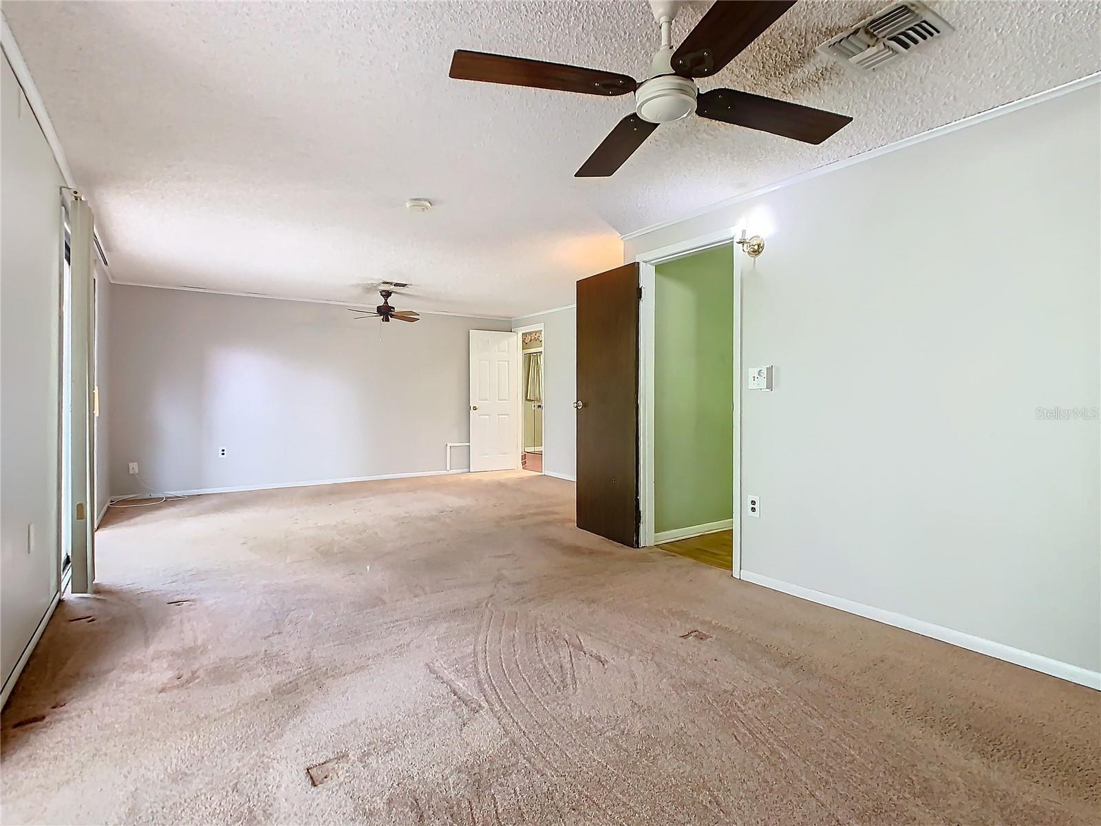 1967 FOXHOLLOW DR E