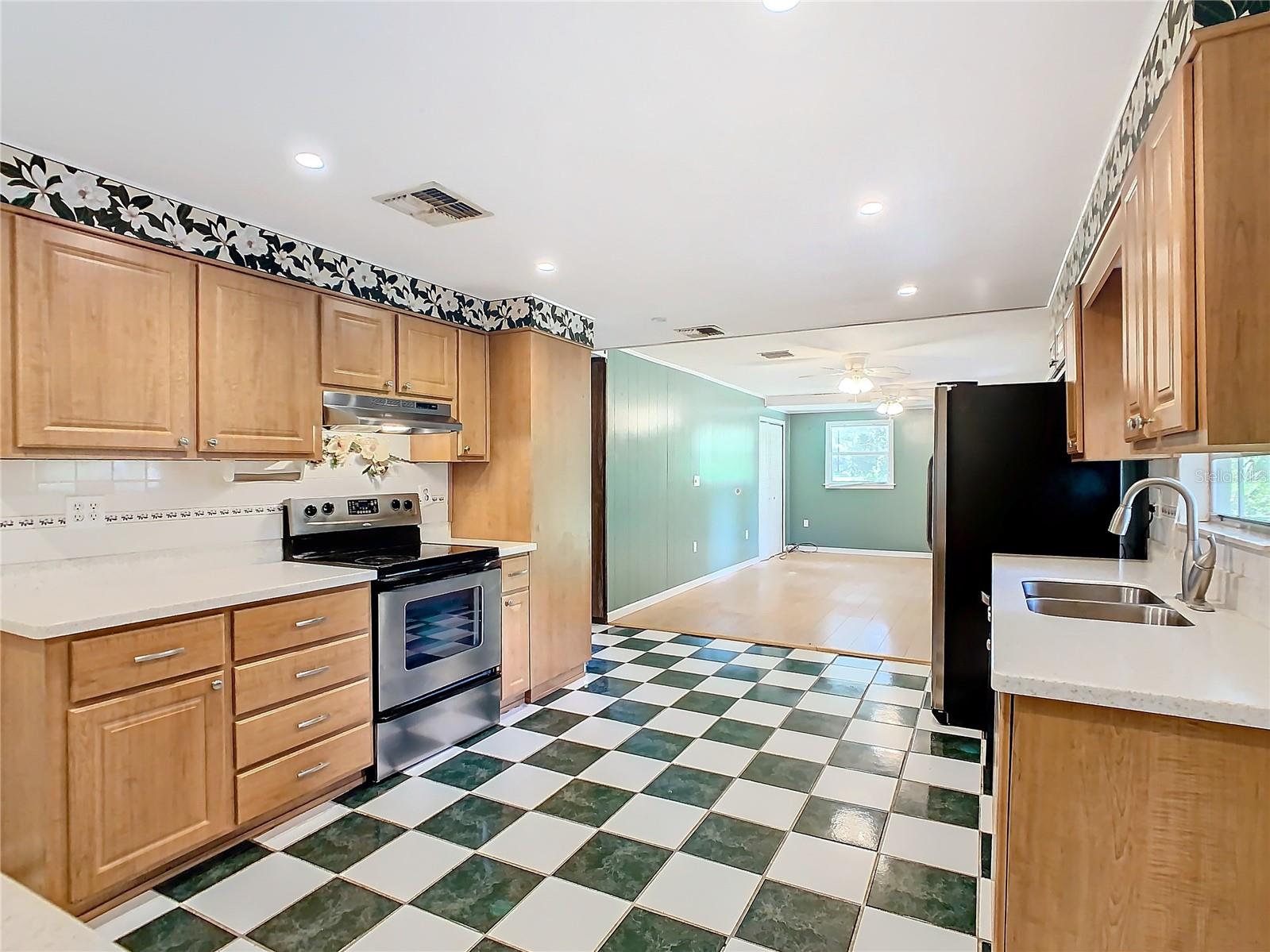 1967 FOXHOLLOW DR E