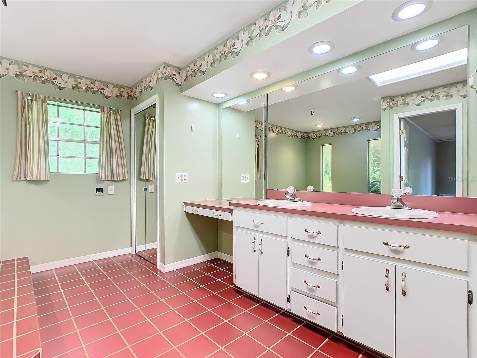 1967 FOXHOLLOW DR E