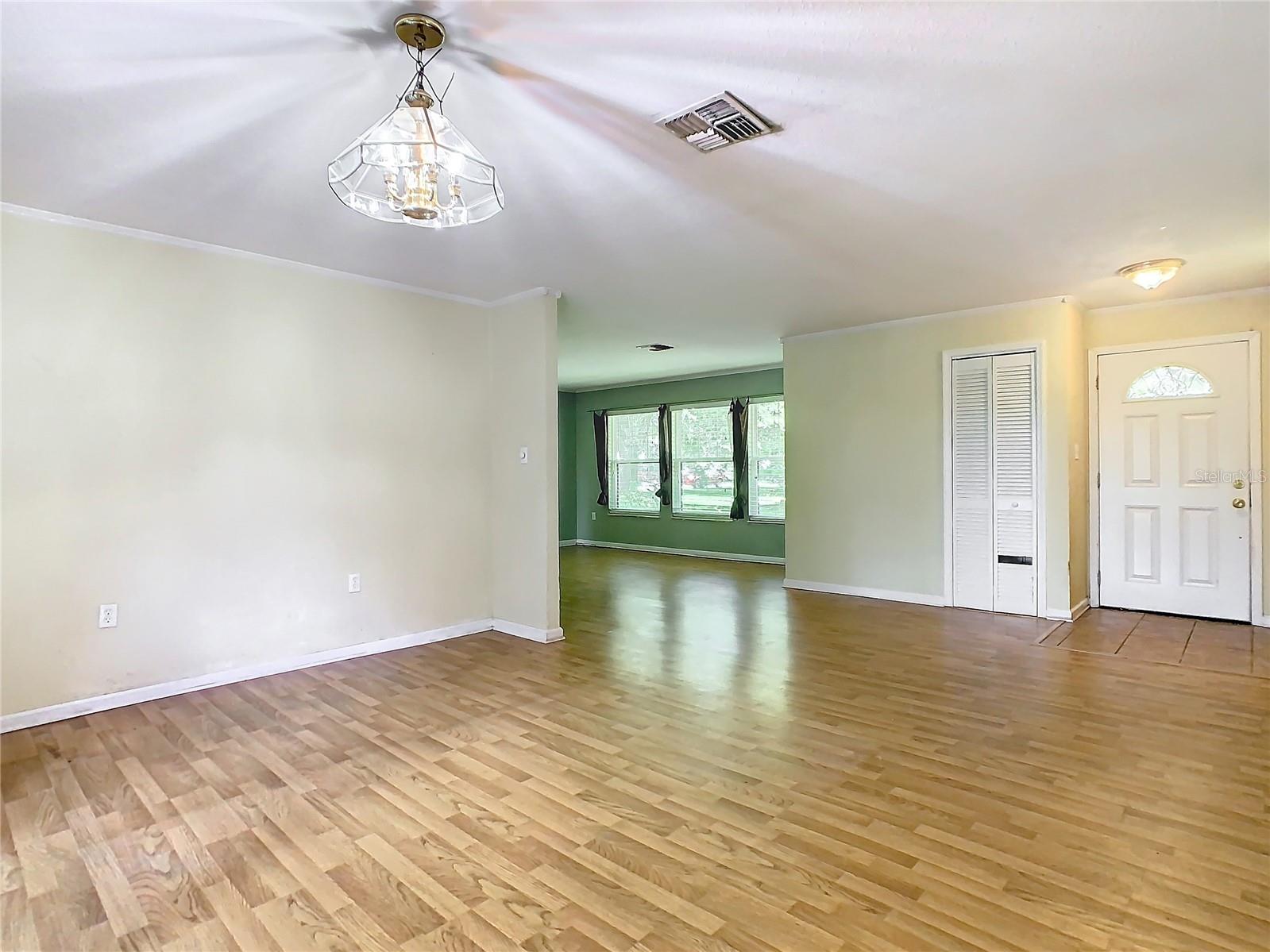 1967 FOXHOLLOW DR E