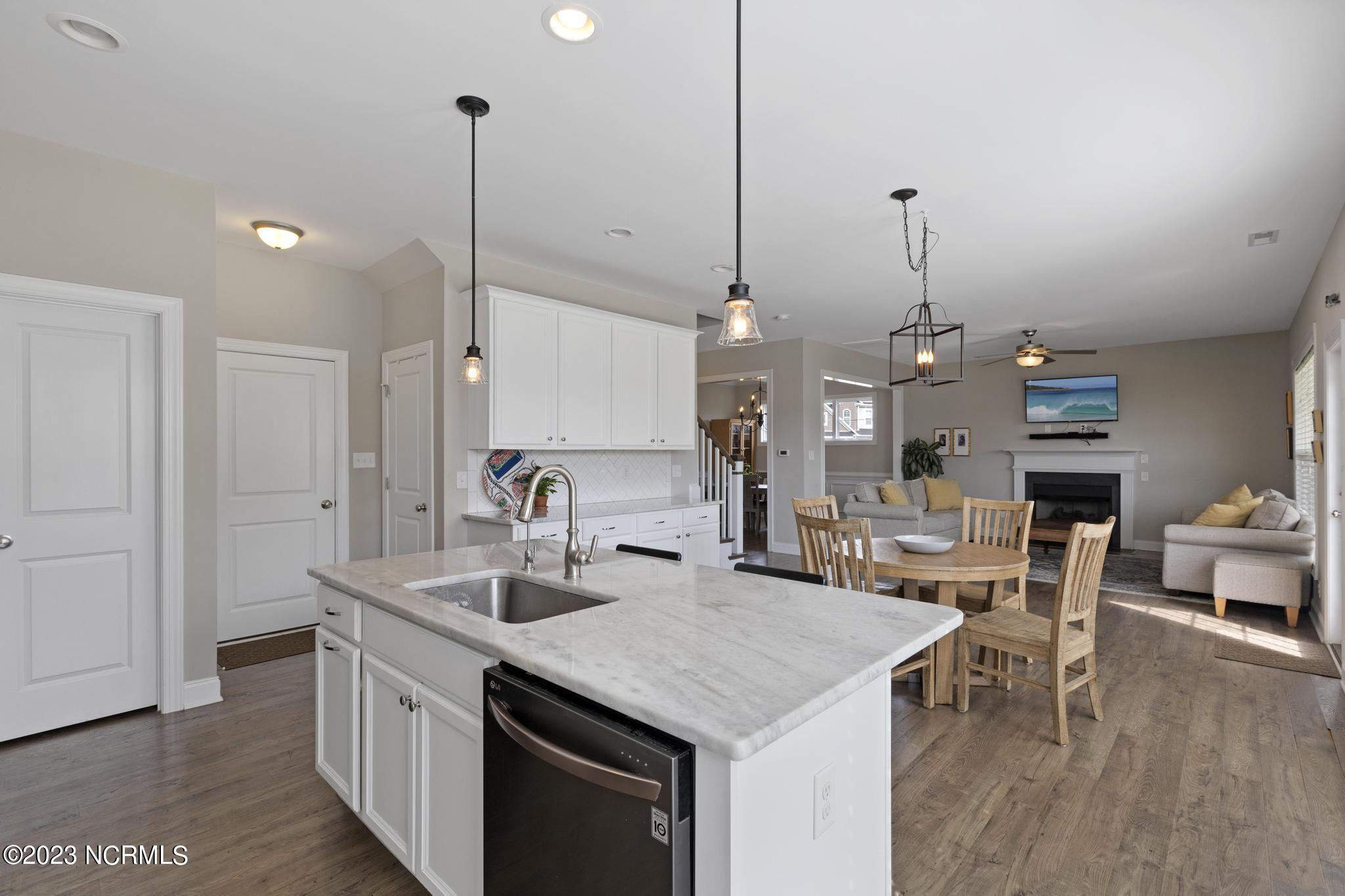 41 S Lamplighters Walk