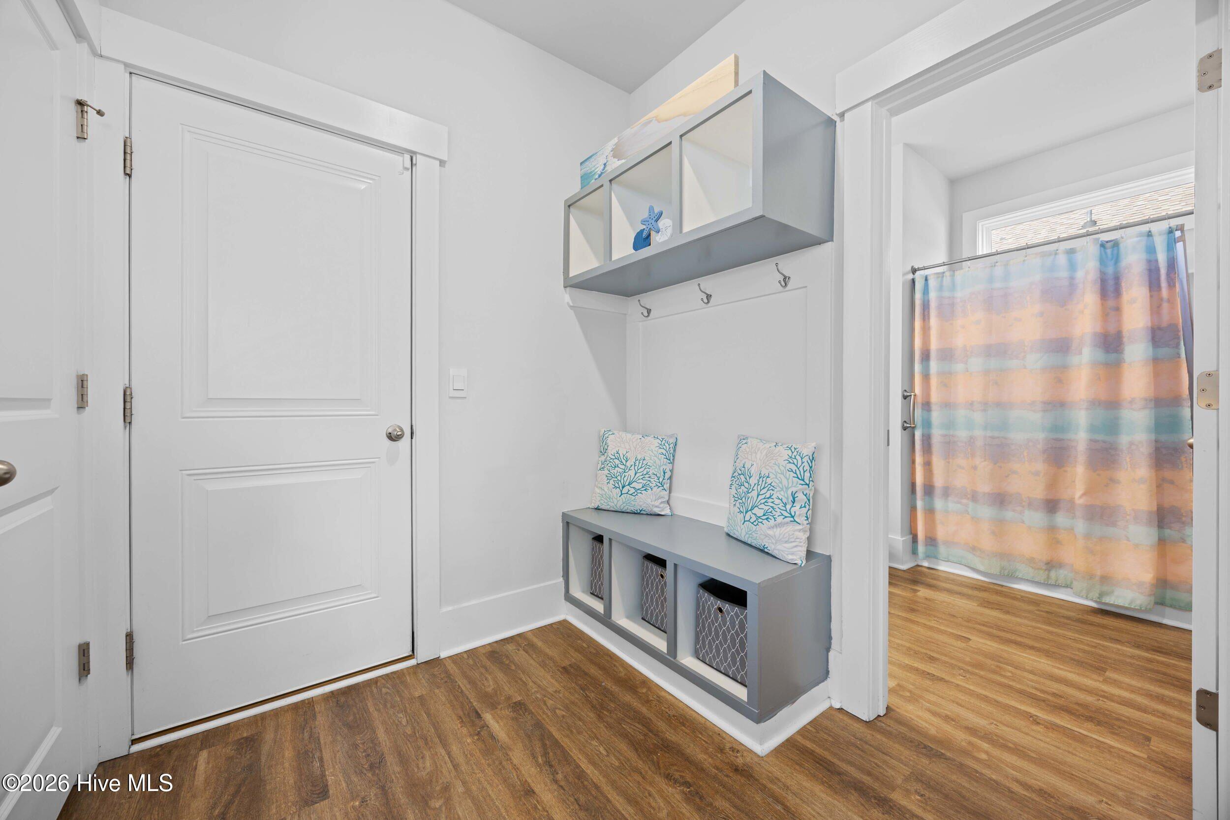 502 Edgewater Way